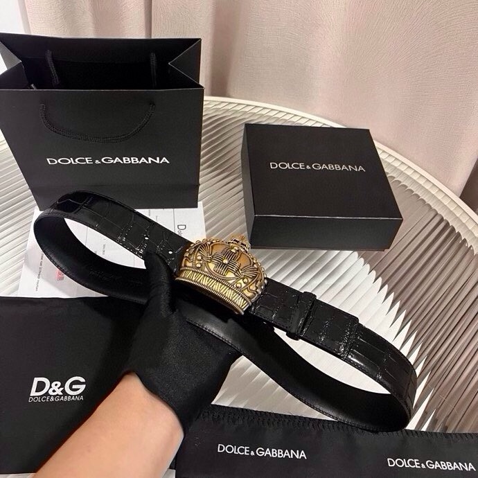 Dolce&Gabbana 全新软质小牛皮腰带，缀以个性化徽标搭扣。小牛皮腰带，搭配徽标装饰搭扣:• 腰
