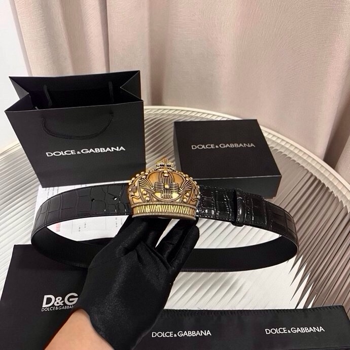 Dolce&Gabbana 全新软质小牛皮腰带，缀以个性化徽标搭扣。小牛皮腰带，搭配徽标装饰搭扣:• 腰