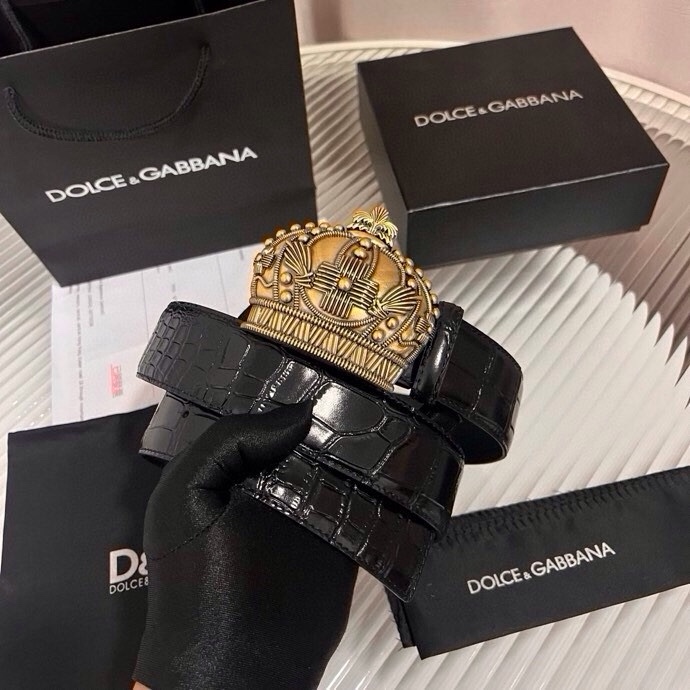 Dolce&Gabbana 全新软质小牛皮腰带，缀以个性化徽标搭扣。小牛皮腰带，搭配徽标装饰搭扣:• 腰