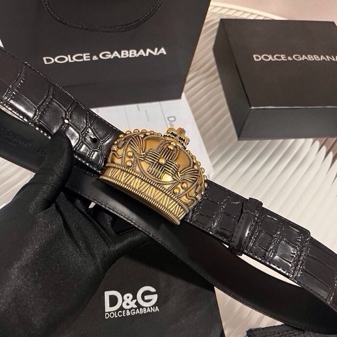 Dolce&Gabbana 全新软质小牛皮腰带，缀以个性化徽标搭扣。小牛皮腰带，搭配徽标装饰搭扣:• 腰