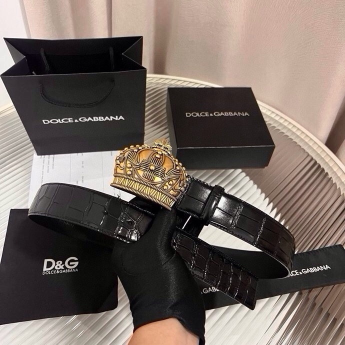 Dolce&Gabbana 全新软质小牛皮腰带，缀以个性化徽标搭扣。小牛皮腰带，搭配徽标装饰搭扣:• 腰