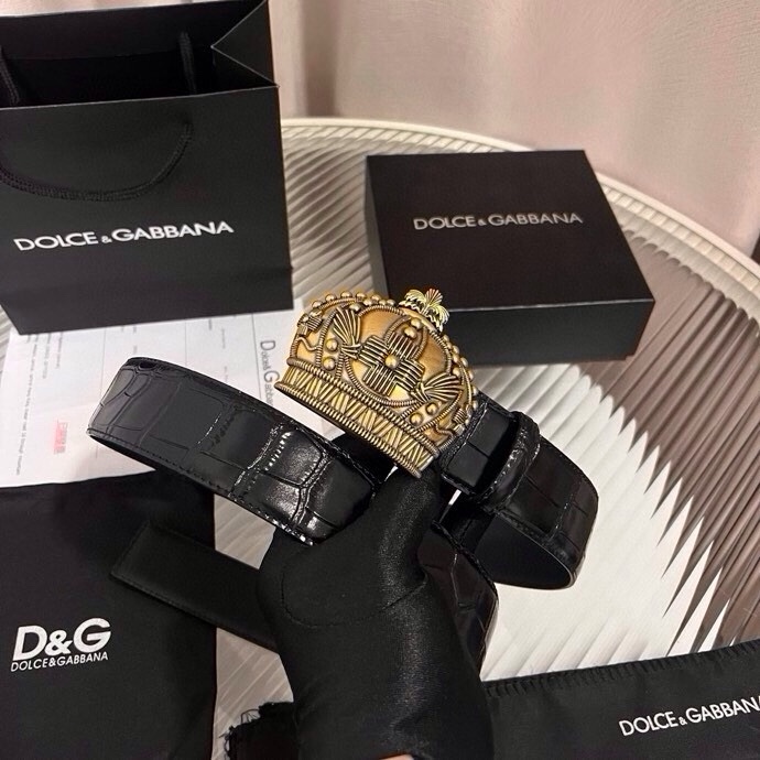 Dolce&Gabbana 全新软质小牛皮腰带，缀以个性化徽标搭扣。小牛皮腰带，搭配徽标装饰搭扣:• 腰