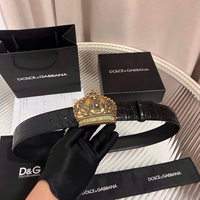 Dolce&Gabbana 全新软质小牛皮腰带，缀以个性化徽标搭扣。小牛皮腰带，搭配徽标装饰搭扣:• 腰