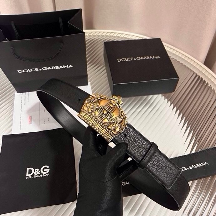 Dolce&Gabbana 全新软质小牛皮腰带，缀以个性化徽标搭扣。小牛皮腰带，搭配徽标装饰搭扣:• 腰