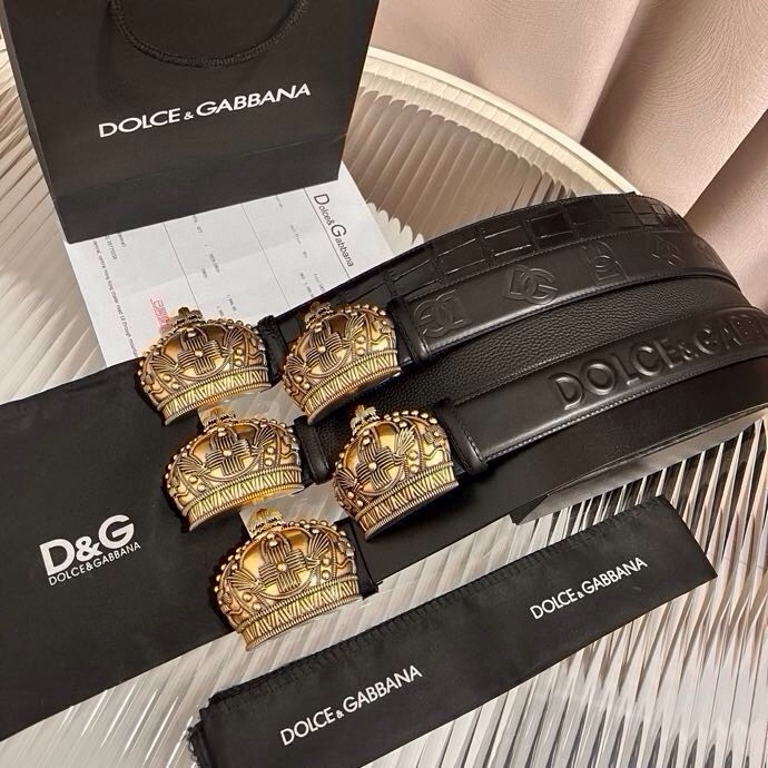 Dolce&Gabbana 全新软质小牛皮腰带，缀以个性化徽标搭扣。小牛皮腰带，搭配徽标装饰搭扣:• 腰
