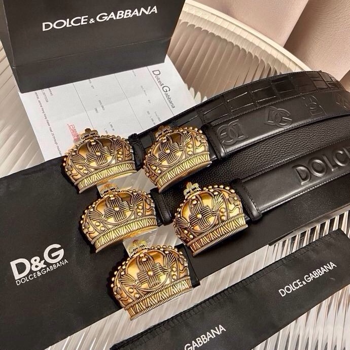 Dolce&Gabbana 全新软质小牛皮腰带，缀以个性化徽标搭扣。小牛皮腰带，搭配徽标装饰搭扣:• 腰