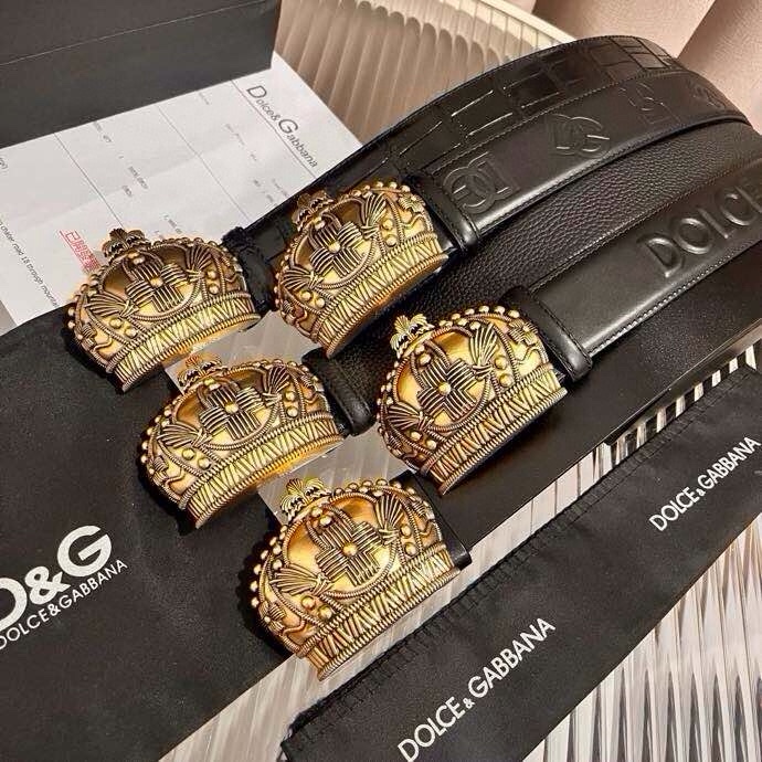 Dolce&Gabbana 全新软质小牛皮腰带，缀以个性化徽标搭扣。小牛皮腰带，搭配徽标装饰搭扣:• 腰
