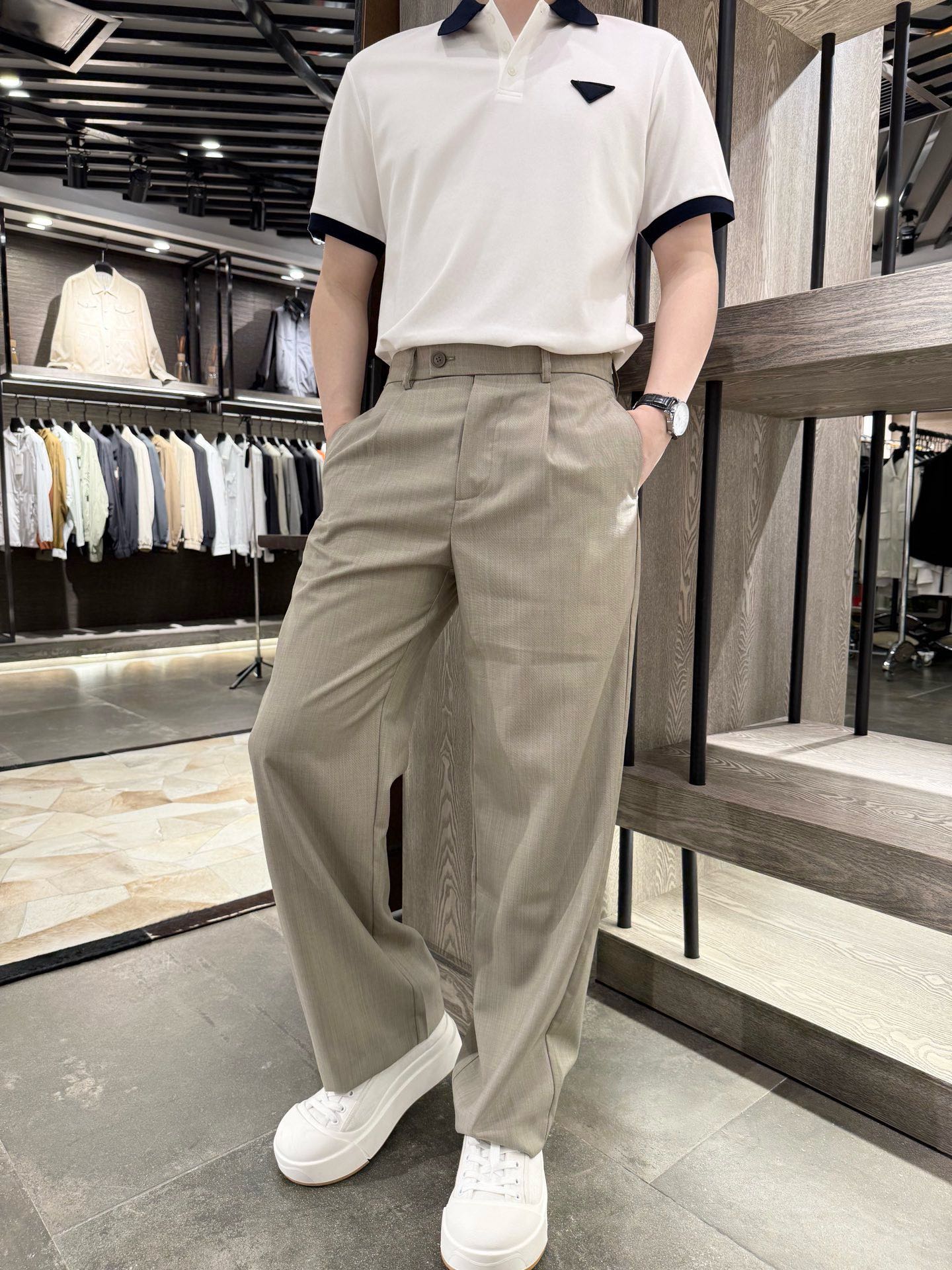 NO:545353,Zenia-2025 simple yet stylish straight loose casual trousers, exquisite combination of 30 wool and 70 polyester, excellent texture, comfortable and breathable, not tread, antibacterial and wrinkle-resistant, full of drooping, neat tailoring, exquisite buttons and elastic design at the waist, both aesthetics and practicality. Whether it is workplace commuting or daily going out, it can be easily adapted to help you show your elegant and confident style. S-2XL (model 180/140 wears M, with Hong Kong Lane Crawford gift box packaging), zegna, alexander wang19860909杰尼亚-2025简约而不失格调的直筒宽松休闲西裤,30羊毛与70涤纶的精妙配比,质感上乘,舒适透气不扎身,抗菌抗皱,垂感十足,利落的剪裁,腰间的精致纽扣与松紧设计,兼顾美观与实用.无论是职场通勤,还是日常出街,它都能轻松适配,助你展现优雅自信风采.码数S-2XL(模特180/140穿M,配香港连卡佛礼盒包装),,zegna,alexander wang,Men's clothing