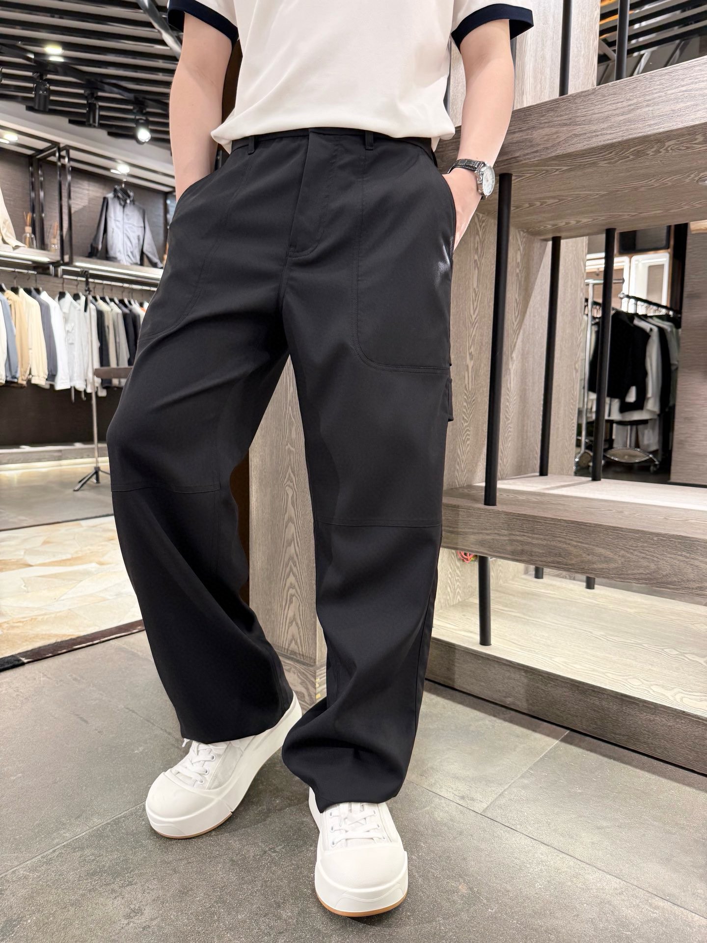 NO:545361,Lv-2025 cool black work style trousers, neat and stylish. Multi-pocket design, both practical and fashionable. Loose wide-leg style, comfortable and comfortable. Whether paired with a simple T-shirt or a personalized shirt, you can easily create a trendy street style. S-2XL (model 180/140 wears M, with Hong Kong Lane Crawford gift box packaging),,louis vuitton,shirts,tees,t-shirt,alexander wang19860909Lv-2025酷感黑色工装风长裤,利落有型.多口袋设计,兼具实用性与时尚感.宽松的阔腿版型,舒适自在,无论是搭配简约T恤还是个性衬衫,都能轻松打造出潮流街头风.码数S-2XL（模特180/140穿M,配香港连卡佛礼盒包装）,,louis vuitton,shirts,tees，t-shirt,alexander wang,Men's clothing