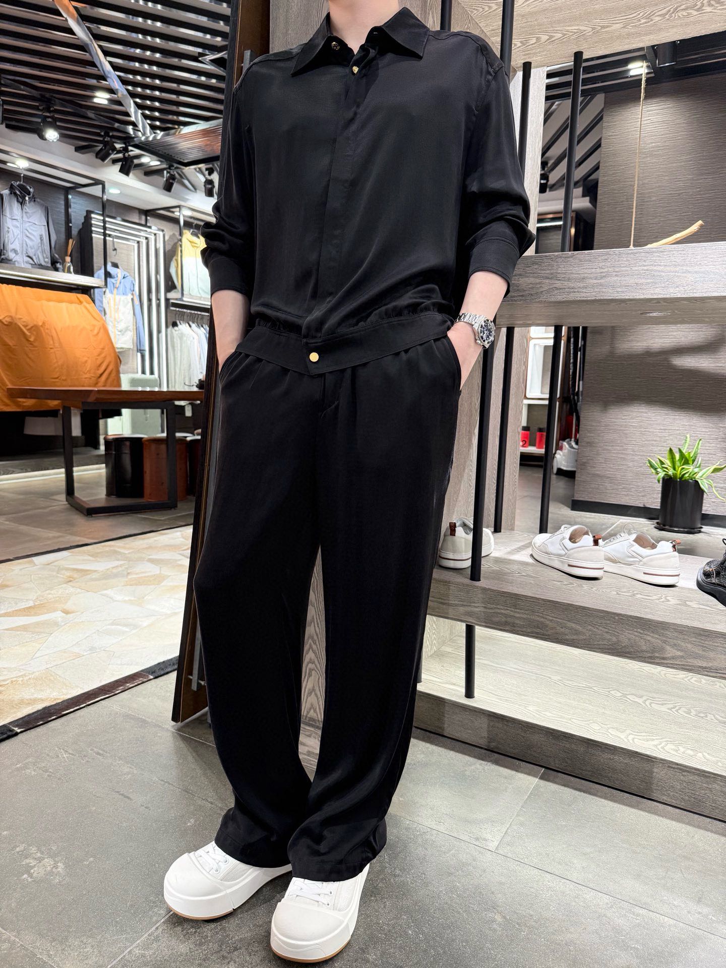 NO:545393,Givenchy-Copperamide long-sleeved shirt set with customized gold buttons #Copperamide is also known as breathable fiber. It can maintain comfortable humidity and temperature in the clothes all year round. The fabric is made of 55 copperamide wire 45-person cotton. It has the following characteristics: Water-absorbing and breathable fabric shows excellent water absorption, can effectively absorb sweat, and with its excellent breathability, making the wearer particularly suitable in summer, keeping it cool and avoiding humidity. Soft and comfortable fabric is soft and smooth, and it is extremely comfortable to wear with close body. It feels delicate when in contact with the skin and has no foreign body. Excellent dyeing performance. The copperamide wire fabric has excellent dyeing and color rendering effect, which can dye almost any color, and the color is firm. Anti-static fabric has strong anti-static ability, reducing the discomfort of wrapping and meat, ensuring easy to wear. Easy to clean and clean, with less detergent residue after washing, which is very suitable for use as a close-fitting clothing. Environmentally friendly characteristics Cupric fibers are made of wood pulp and cotton short velvet pulp. They are environmentally friendly and renewable. They can naturally degrade in the soil and are environmentally friendly. The strong moisture absorption and moisture release cupric fibers have excellent moisture absorption and release properties. They can maintain comfortable humidity and temperature in clothes all year round. They can be called 'respiratory fibers'. Size 48-56 (model 180/140 wears 50, with Hong Kong Lane Crawford gift box packaging), givennchy,shirts,alexander wang19860909纪梵希-铜氨丝长袖衬衫套装搭配定制金扣 #铜氨丝又称呼吸型纤维 一年四季都能保持衣服内舒适的湿度和温度 面料采用55铜氨丝45人棉材质 具有以下特点 吸水透气这种面料展现出卓越的吸水性,能有效吸收汗水,并配合其出色的透气性,使得穿着者在夏季尤为适宜,保持清凉同时避免闷湿 柔软舒适面料柔软顺滑,贴身穿着极为舒适,与肌肤接触时感细腻且无异物感 染色性能优异铜氨丝面料染色和显色效果极佳,几乎能染上任何颜色,且色彩牢固 抗静电面料具有强大的抗静电能力,減少裹身和贴肉的不适感,确保穿着自如 易清洗清洗简便,水洗后洗涤剂残留少,非常适合作为贴身衣物使用 环保特性铜氨丝以木浆、棉短绒浆粕为原料,具有环保可再生的特性,能在土壤中自然降解,对环境友好 吸湿放湿性强铜氨丝具有卓越的吸放湿性,一年四季都能保持衣服内舒适的湿度和温度,可称之为“呼吸型纤维” 尺码48-56(模特180/140穿50,配香港连卡佛礼盒包装）,,givenchy,shirts,alexander wang,Men's clothing