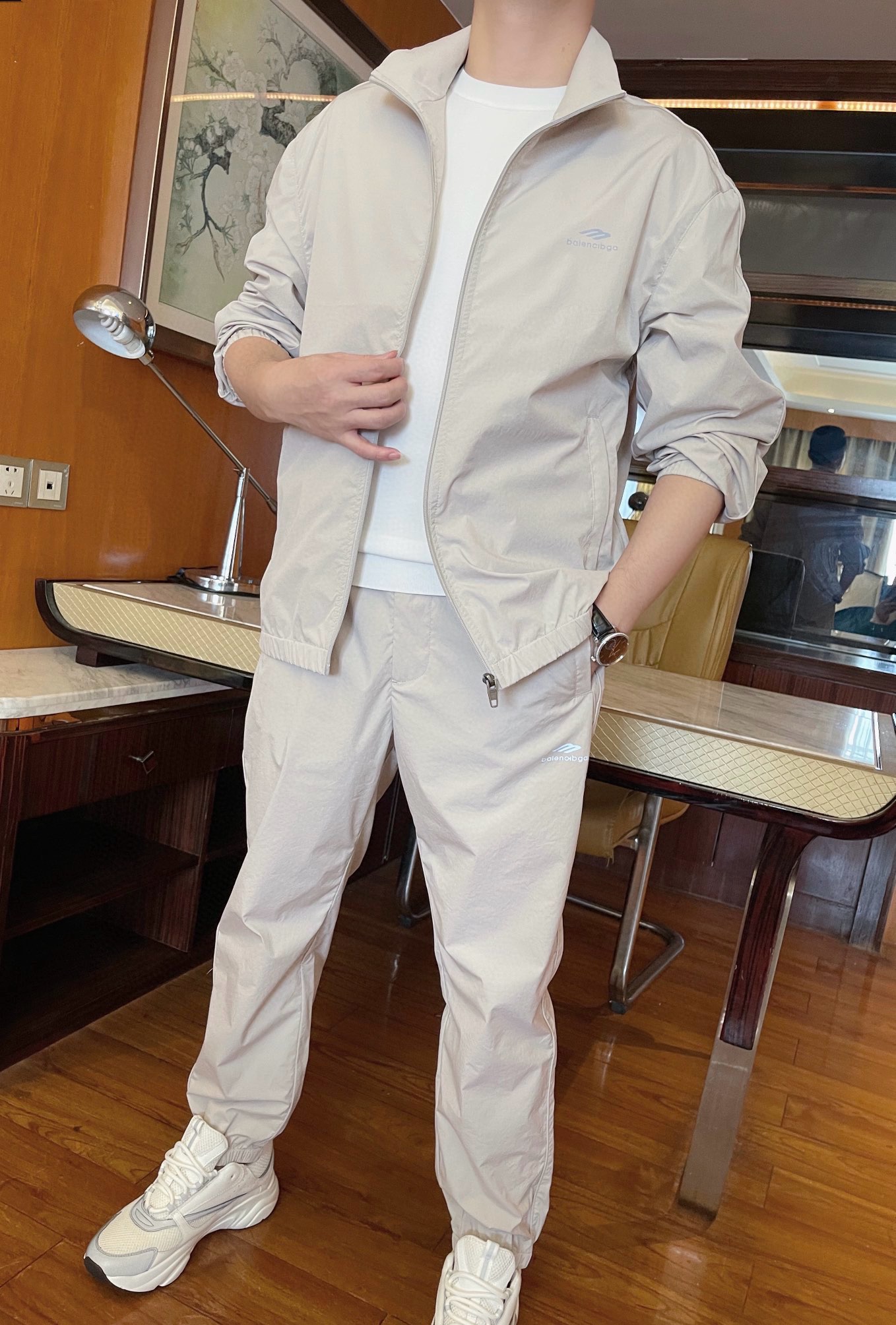 NO:545336,Balenciaga-2025 counter latest hit sets are shipped, hot-selling items in European and American counters!  Selected Italian imported polyester fabrics with simple design, exquisite brand logo and custom zippers to highlight fashion You cannot miss it. Size 48-56 (model 180/140 wears 50, with Hong Kong Lane Crawford gift box packaging), ,balenciaga,alexander wang19860909巴黎世家-2025专柜最新爆款套装出货 欧美专柜热销单品！精选意大利进口聚酯纤维面料搭配简约的设计,精致品牌标志和定制拉链彰显时尚 您不容错过.尺码48-56（模特180/140穿50,配香港连卡佛礼盒包装）,,balenciaga,alexander wang,Men's clothing