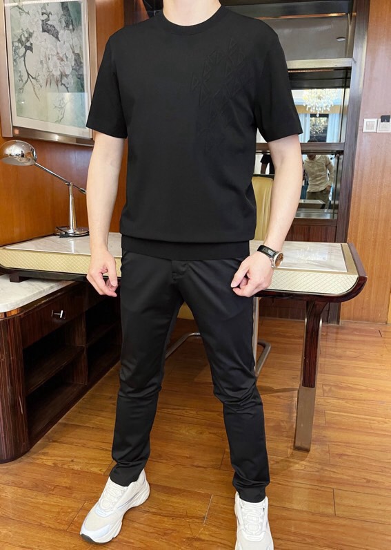 NO:545343,Ermenegildo Zegna - The latest casual pants are shipped from the 2025 counter, a hot-selling item in European and American counters!  Selected Italian imported fine cotton + recycled fiber fabrics with a straight slim design, custom buttons and the latest logo on the back pocket to highlight your taste. It is definitely a business casual boutique. Size 29-38 (model 180/140 wears 32, comes with Hong Kong Lane Crawford gift box packaging),,zegna,alexander wang19860909杰尼亚-2025专柜最新款休闲裤出货 欧美专柜热销单品！精选意大利进口精棉+再生纤维面料搭配直筒修身设计,定制纽扣和后口袋上的最新标志彰显品味 绝对是商务休闲精品.码数29-38（模特180/140穿32,配香港连卡佛礼盒包装）,,zegna,alexander wang,Men's clothing