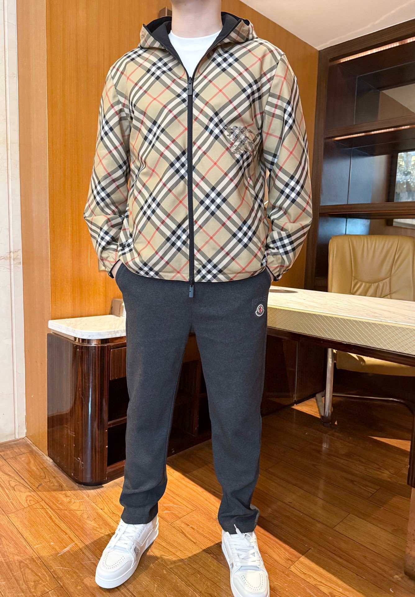 NO:545360,Burberry-2025 counter latest hot double-sided jacket shipped, hot-selling items in European and American counters!  Selected Italian imported polyester fabrics with the latest design, one side of exquisite Pegasus embroidery logo and the other side of contrasting plaids show British style, business and casual boutique. Size M-3XL (model 180/140 wears 50, with Hong Kong Lane Crawford gift box packaging), burberry, jackets & coats, alexander wang19860909巴宝莉-2025专柜最新爆款双面外套出货 欧美专柜热销单品！精选意大利进口聚酯纤维面料搭配最新的设计,一面精致飞马刺绣标志和一面撞色格纹相当彰显英伦风尚 商务休闲精品.尺码M-3XL（模特180/140穿50,配香港连卡佛礼盒包装）,,burberry,jackets & coats,alexander wang,Men's clothing