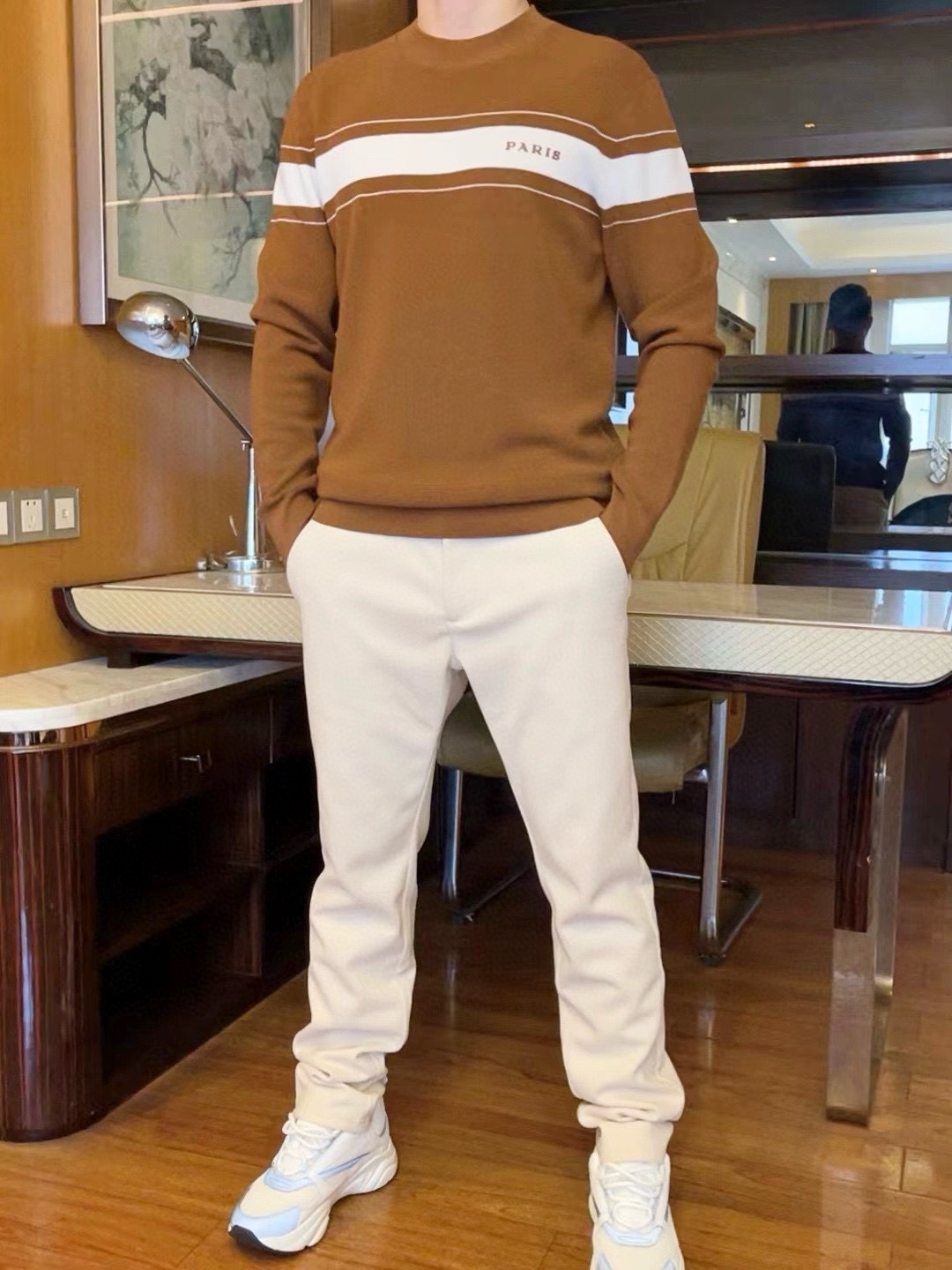 NO:545390,Prada - The latest sweaters are available at 2025 counters, hot-selling items in European and American counters!  Selected gold wool fabrics imported from Italy are paired with the latest design. The contrasting stripes on the chest and sleeves are inlaid with English elegance without losing charm. Needless to say, the upper body effect. Size 48--56 (model 180/140 wears 50, with Hong Kong Lane Crawford boutique gift box packaging),, prada, sweaters, gold, alexander wang19860909普拉达-2025专柜最新款毛衣到货 欧美专柜热销单品！精选意大利进口黄金羊毛面料搭配最新的设计,胸前和袖子相连的撞色条纹中镶嵌的英文雅致不失韵味 上身效果不用多说.尺码48--56码（模特180/140穿50,配香港连卡佛精品礼盒包装）,,prada,sweaters,gold,alexander wang,Men's clothing