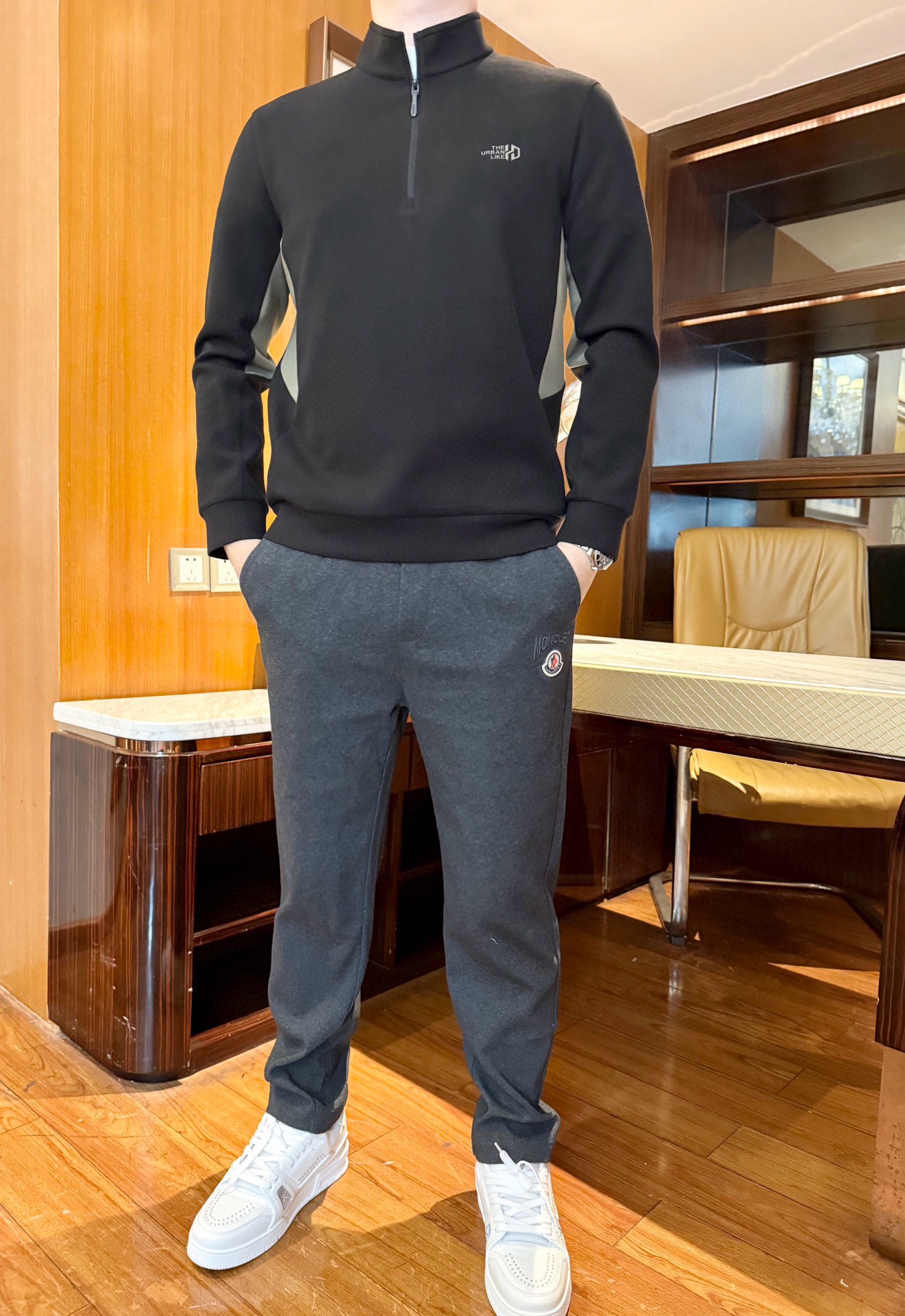 NO:545331,THE-2025 The latest sweatshirts are shipped from the counters. The best-selling items in European and American counters!  Selected high-end warm fabrics imported from Italy are paired with a simple and fashionable design. The brand logo on the chest is quite attractive. The tailoring is exquisite and the upper body effect is needless to say. Size 48-56 (model 180/140 wears 50, with Hong Kong Lane Crawford gift box packaging), hoodie, sweatshirts, alexander wang19860909THE-2025专柜最新款卫衣出货 欧美专柜热销单品！精选意大利进口高档保暖面料搭配简约时尚的设计,胸口的品牌标志相当彰显韵味 版型剪裁精致 上身效果不用多说.码数48-56（模特180/140穿50,配香港连卡佛礼盒包装）,,hoodie,sweatshirts,alexander wang,Men's clothing