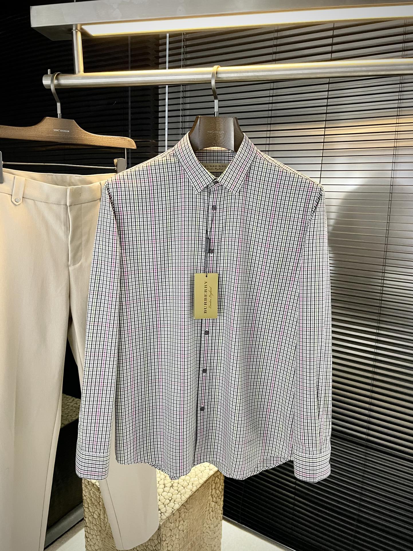 NO:545669,P Burber's new autumn product, same style as stars. While reinterpreting classic elements, the latest trendy accessories are favored by fashion people. The simple style makes you more personalized, and the cotton fabric shows an elegant and gentlemanly style. The special shirt fabric presents you with a different hi-tail shirt. It is soft and skin-friendly, with a smooth and delicate feel, straight dressing, and a SLIM FIT tailored. It is absolutely crisp and handsome!  It is a slim style. It is a good choice for versatile daily or business occasions. It is high-quality, perfect and handsome in business and casual!  Size 48-58, burberry,burberry,shirts,alexander wang19860909P  Burber（巴宝）秋季新品 明星同款 重新诠释经典元素的同时,最新潮流配饰 时尚人士的青睐 简约的风格令您更具个性,棉面料展现典雅绅士风范.特殊的衬衫面料为你呈现不一样的高定衬衣 绵软亲肤,手感柔滑细腻,穿着笔挺,剪裁属于SLIM FIT 绝对挺括帅气的版型！属于修身款式 百搭日常或者商务场合都是很好的选择,高品质的,商务休闲完美帅气驾驭！尺码 48-58,,burberry,burberry,shirts,alexander wang,Men's clothing