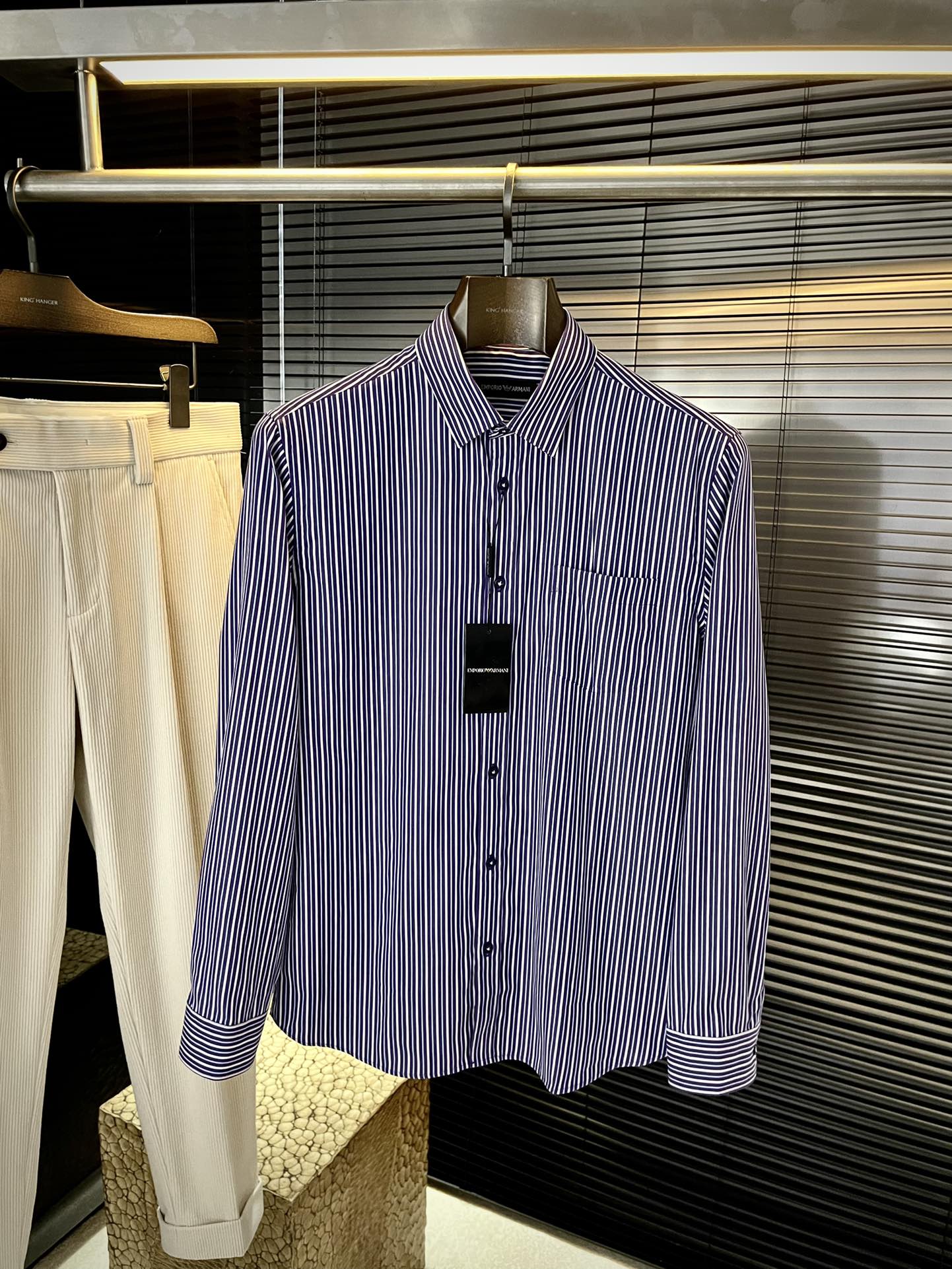 NO:545674,P EmporioArmin- (Armani) autumn new product, same style as celebrities. While reinterpreting classic elements, the latest trendy accessories are favored by fashion people. The simple style makes you more personalized, and the cotton fabric shows an elegant and gentlemanly style. The special shirt fabric presents you with a different hi-tail shirt. It is soft and skin-friendly, with a smooth and delicate feel, straight dressing, and a SLIM FIT cut. It is absolutely crisp and handsome!  It is a slim style. It is a good choice for versatile daily or business occasions. It is high-quality, perfect and handsome in business and casual!  Size 48-58, Armani,shirts,alexander wang19860909P  EmporioArmin-（阿玛尼）秋季新品 明星同款 重新诠释经典元素的同时,最新潮流配饰 时尚人士的青睐 简约的风格令您更具个性,棉面料展现典雅绅士风范.特殊的衬衫面料为你呈现不一样的高定衬衣 绵软亲肤,手感柔滑细腻,穿着笔挺,剪裁属于SLIM FIT 绝对挺括帅气的版型！属于修身款式 百搭日常或者商务场合都是很好的选择,高品质的,商务休闲完美帅气驾驭！尺码 48-58,,armani,shirts,alexander wang,Men's clothing