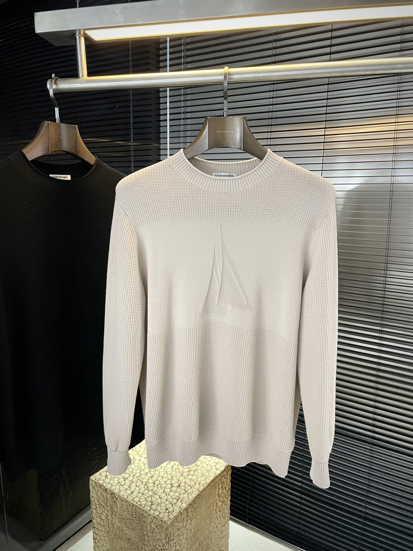 NO:545680,P Thom Brwn (Tom) new autumn and winter wool sweater. This year's latest fabric is made of imported first-class 100% ultra-fine merino wool fabric, simple, generous and easy to match. It is fashionable and unique, so you don't have to think about what to wear in the morning when you wake up. And simplicity will never make mistakes. Wearing it with multiple layers is full of fashion! Size 48-56, Sweaters,alexander wang19860909P  Thom Brwn（汤姆）秋冬季新品羊毛衣,今年最新面料采用进口一等品百分百超細美丽诺绵羊毛面料,简单大方易搭配 搭配个性时尚,就是你早上起来不用思考太久要穿什么.而简单永远不会出错.穿出多层次感潮犯十足！尺码 48-56,,sweaters,alexander wang,Men's clothing