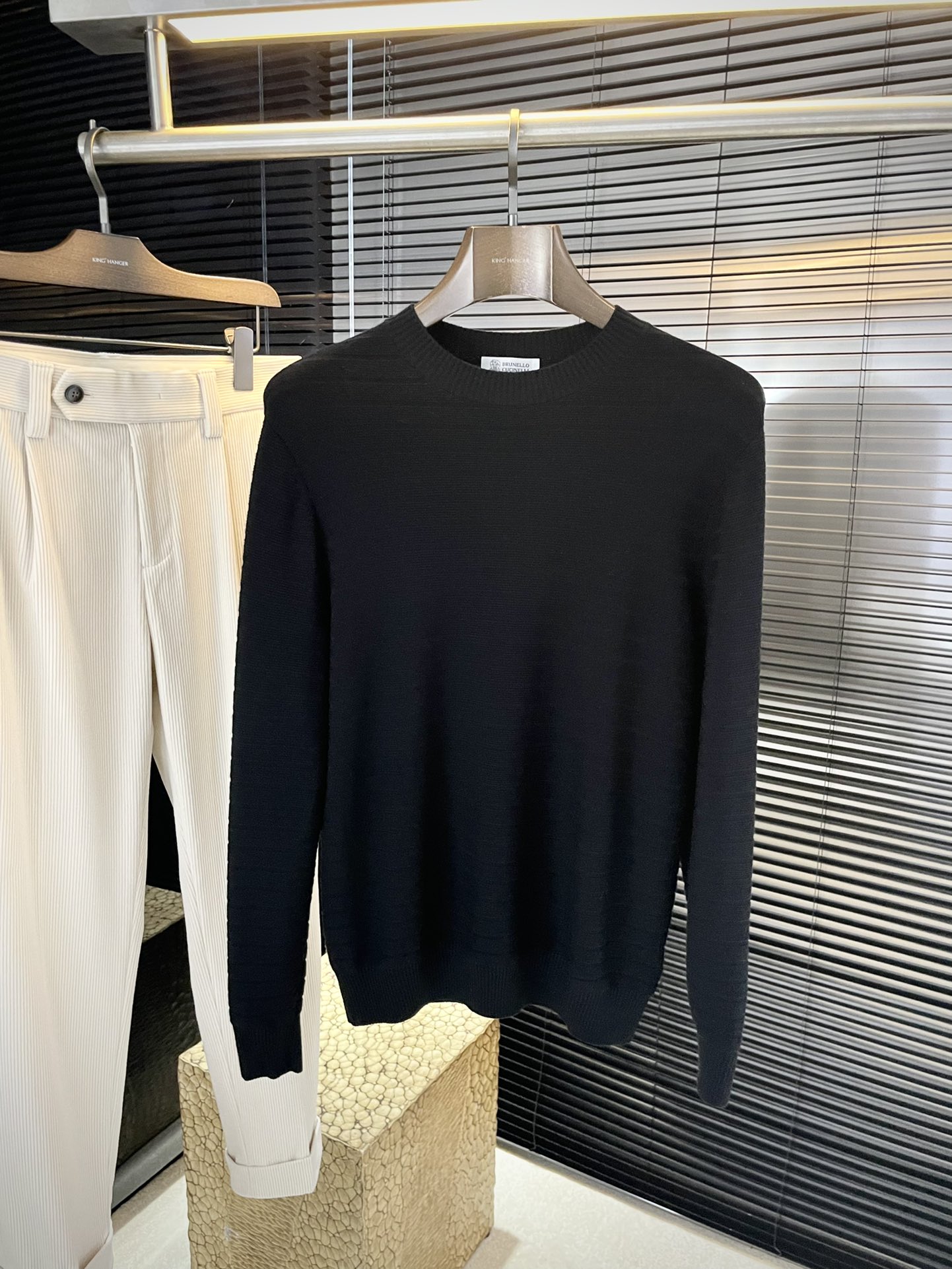 NO:545686,P BC new autumn and winter wool sweaters, this year's latest fabric is imported first-class 100% ultra-fine merino wool fabric, simple, generous and easy to match. It is fashionable and unique, so you don't have to think about what to wear in the morning when you wake up. And simplicity will never make mistakes. Wearing it with multiple layers is full of trends! Size 48-56, Sweaters,alexander wang19860909P  BC 秋冬季新品羊毛衣,今年最新面料采用进口一等品百分百超細美丽诺绵羊毛面料,简单大方易搭配 搭配个性时尚,就是你早上起来不用思考太久要穿什么.而简单永远不会出错.穿出多层次感潮犯十足！尺码 48-56,,sweaters,alexander wang,Men's clothing