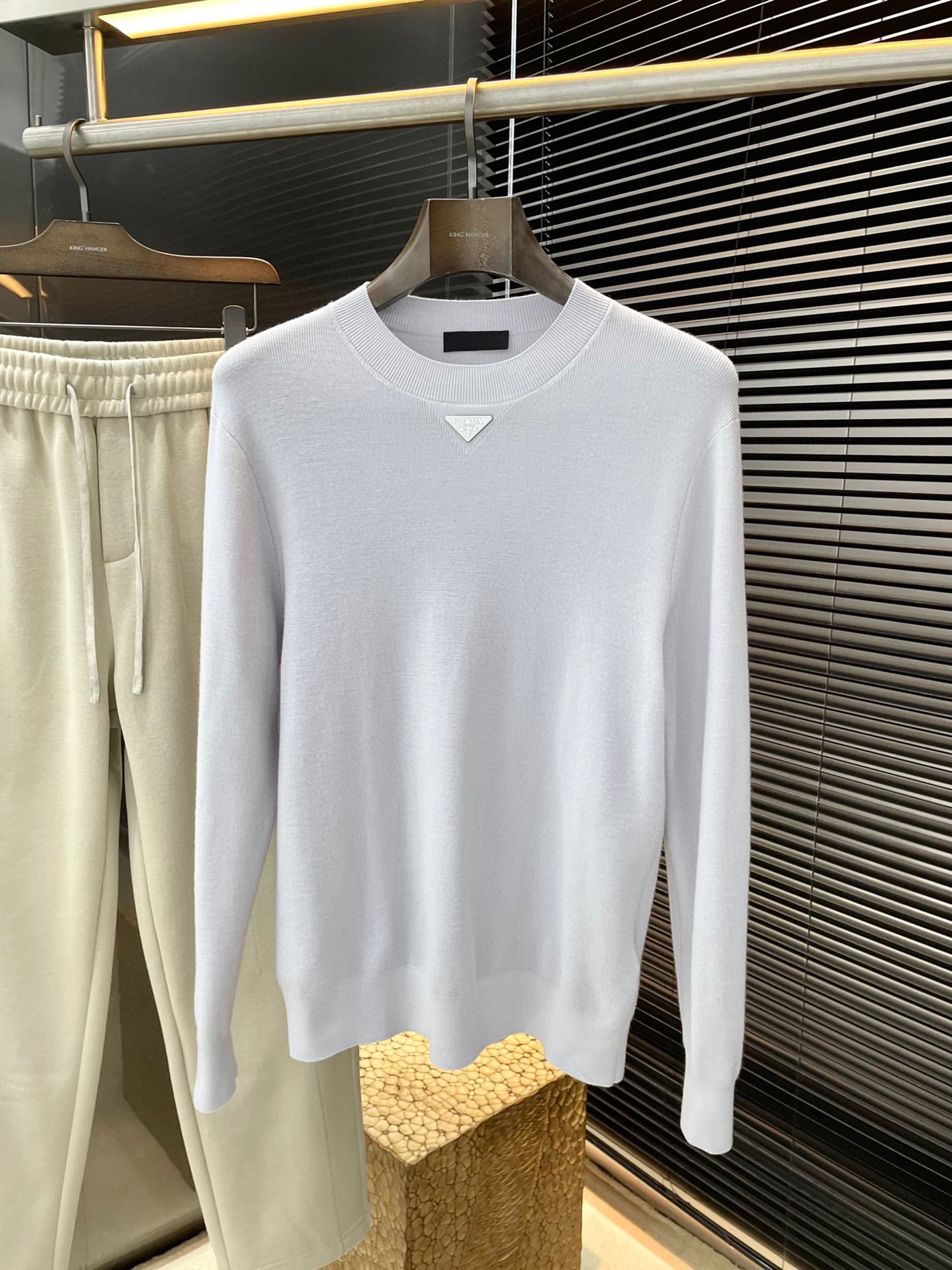 NO:545692,P PRAD (Pra) new autumn and winter wool sweater. This year's latest fabric is made of imported first-class extremely fine merino wool fabric, simple, generous and easy to match. It is fashionable and unique, so you don't have to think about what to wear in the morning when you wake up. And simplicity will never make mistakes. Wearing it with multiple layers is full of fashion!  Size 48-56, prada, prada, sweaters, alexander wang19860909P  PRAD（普拉）秋冬季新品羊毛衣,今年最新面料采用进口一等品极细美丽诺羊毛面料,简单大方易搭配 搭配个性时尚,就是你早上起来不用思考太久要穿什么.而简单永远不会出错.穿出多层次感潮犯十足！尺码 48-56,,prada,prada,sweaters,alexander wang,Men's clothing