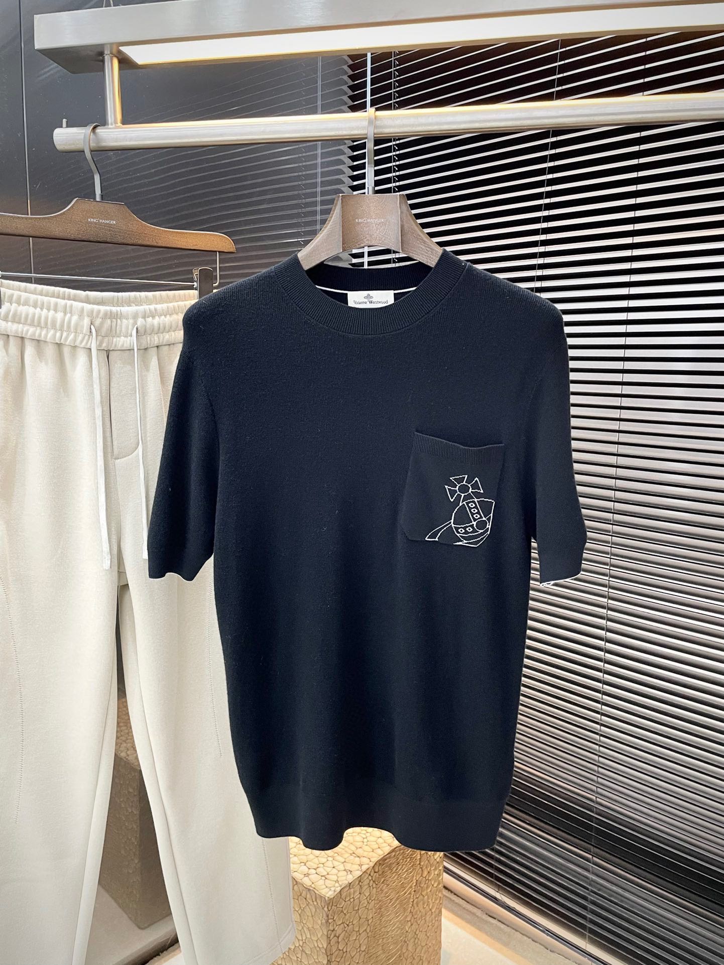 NO:545698,P vivienne west wood VIP high-end customization, autumn and winter new short-sleeved base, versatile style, anyone can easily control the fabric, fully customized craftsmanship, high-end customized extremely fine wool fabric, the fabric feels soft, the upper body is comfortable and soft, the simple style is very classy, ​​simple and unique, and the style is slim, very exquisite, showing the aura, and highlighting the exquisiteness of business men!  Size M-3XL, T-shirt,alexander wang19860909P  vivienne west wood（西太后 薇薇安）VIP高级定制 秋冬新款短袖打底 百搭款式 任何人都可以轻松驾驭 面料全订制工艺 高支定制极细美丽诺羊毛面料 面料手感柔软,上身舒适柔软 简约的款式非常显档次,简约个性时尚,版型剪裁属于修身款 非常精致,显气场,又会凸显商务男士的精致！尺码 M-3XL,,T-shirt,alexander wang,Men's clothing