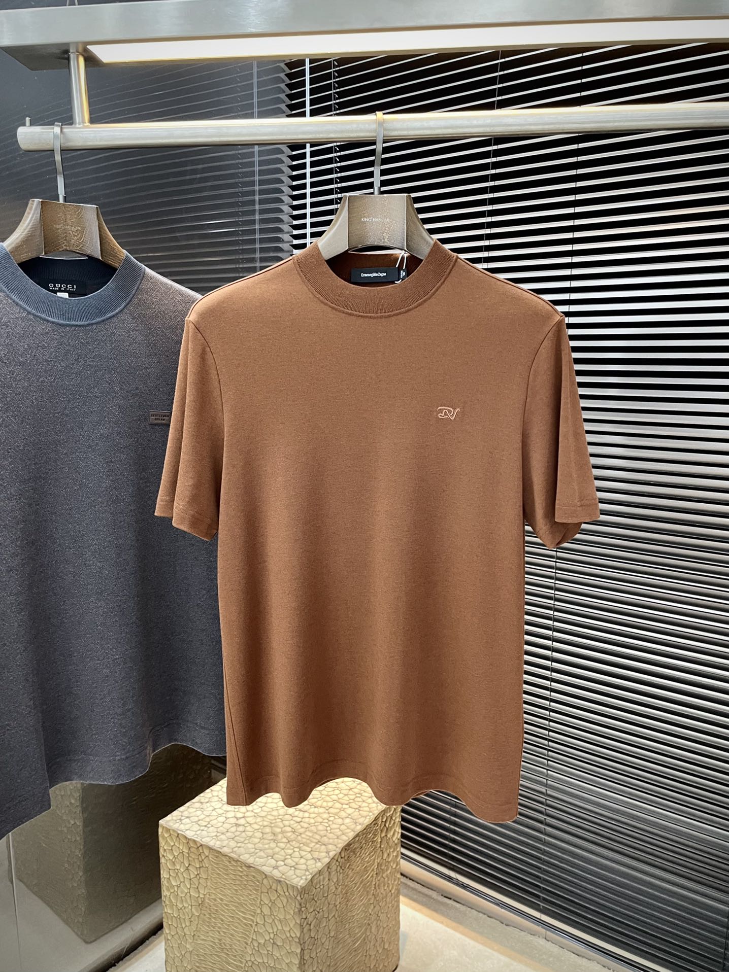 NO:545712,P Z Zegn (Emenia Ermenegildo Zegna) VIP advanced customization New autumn and winter short-sleeved bottoming Versatile style Anyone can easily control the fabric Fully customized technology High-count customized sheep wool modal fabric The fabric feels soft, the upper body is comfortable and soft The simple style is very classy, ​​simple and stylish, the tailoring is slim-fitting It is very refined, shows aura, and will highlight the sophistication of business men!  Sizes M-3XL next day shipping,,zegna,T-shirt,alexander wang19860909P Z Zegn（杰尼亚）VIP高级定制 秋冬新款短袖打底 百搭款式 任何人都可以轻松驾驭 面料全订制工艺 高支定制绵羊毛莫代尔面料 面料手感柔软,上身舒适柔软 简约的款式非常显档次,简约个性时尚,版型剪裁属于修身款 非常精致,显气场,又会凸显商务男士的精致！尺码 M-3XL 隔天出货,,zegna,T-shirt,alexander wang,Men's clothing