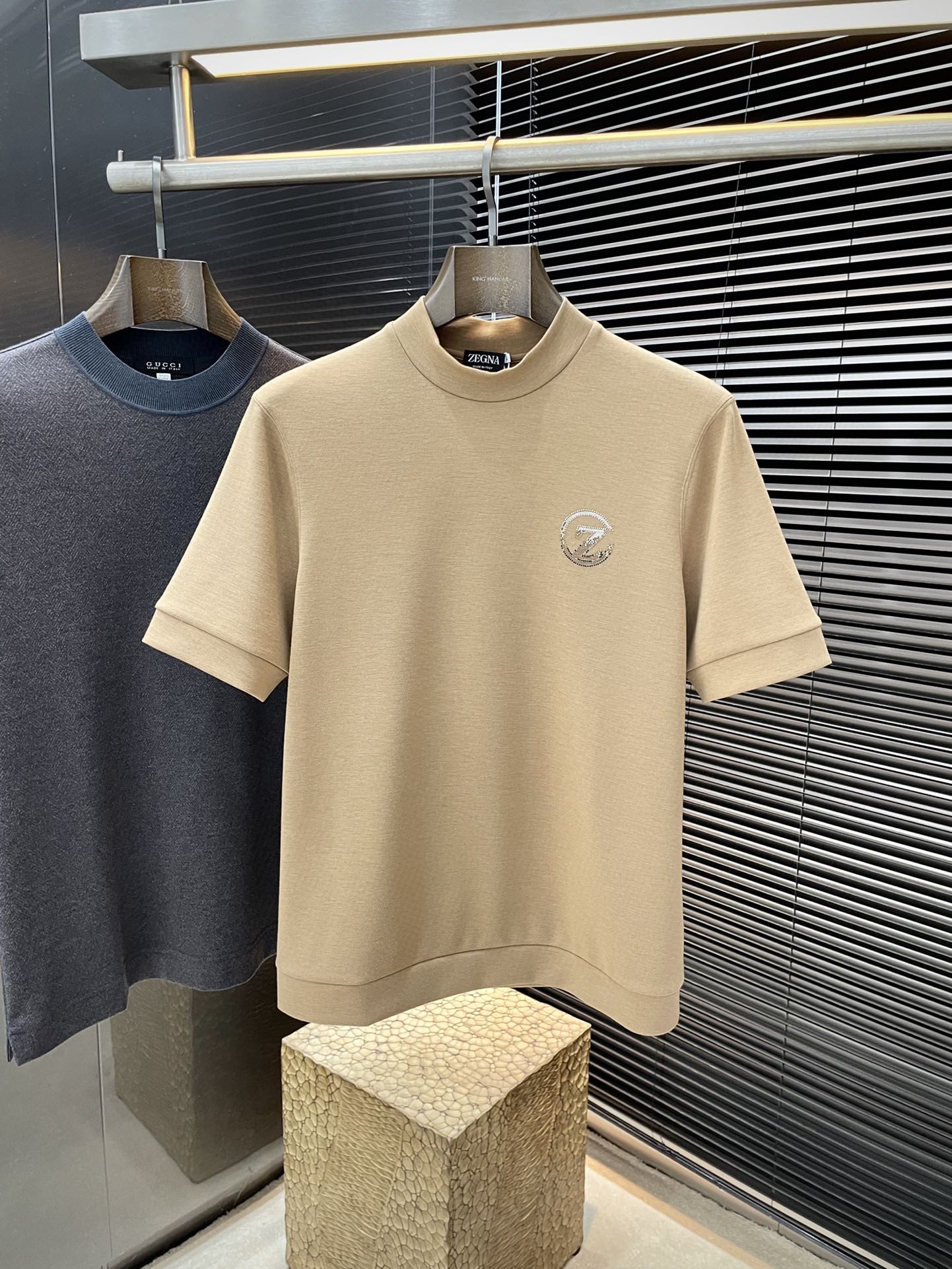 NO:545720,P Z Zegn VIP high-end customization, autumn and winter new short-sleeved base, versatile style, anyone can easily control the fabric, fully customized craftsmanship, high-split custom viscose modal fabric, soft fabric, comfortable and soft upper body, simple style is very classy, ​​simple and unique, and the style is slim, very exquisite, showing aura, and highlighting the exquisiteness of business men!  Size M-3XL shipped the next day, zegna, T-shirt, alexander wang19860909P Z Zegn（杰尼亚）VIP高级定制 秋冬新款短袖打底 百搭款式 任何人都可以轻松驾驭 面料全订制工艺 高支定制粘纤莫代尔面料 面料手感柔软,上身舒适柔软 简约的款式非常显档次,简约个性时尚,版型剪裁属于修身款 非常精致,显气场,又会凸显商务男士的精致！尺码 M-3XL 隔天出货,,zegna,T-shirt,alexander wang,Men's clothing