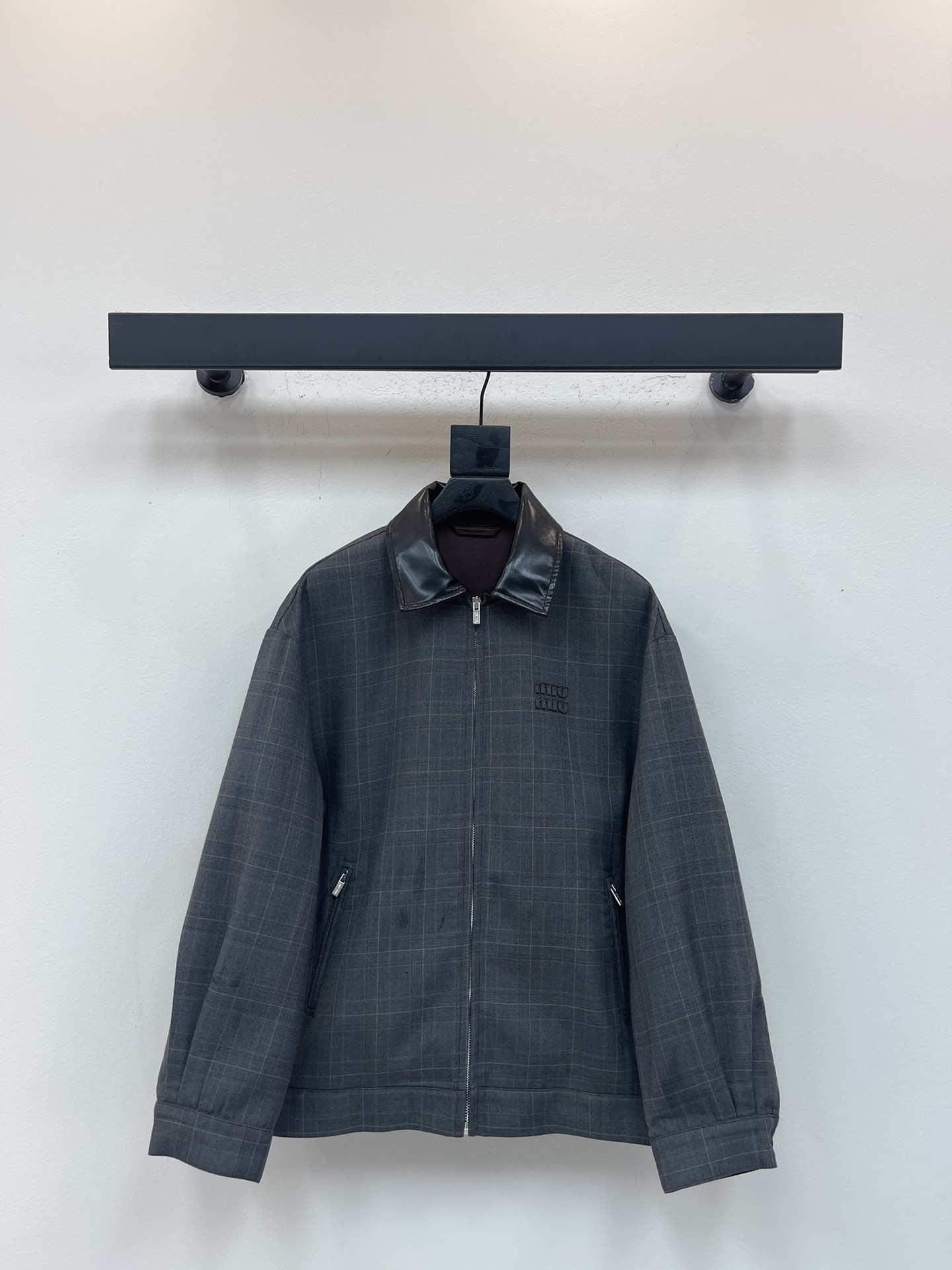 NO:548392,Miumi*25 early autumn new plaid zipper jacket. Zipper plaid jacket style, loose design of shoulder lapel, dark gray plaid color matching, suitable for autumn and winter literary and casual outfits. The double pocket zipper 3D tailoring at the hem, which increases the capacity and is more eye-catching and fashionable. The letter logo on the chest echoes the contrasting colors, and the leather collar collision is more eye-catching. SML,,miumiu, jackets & coats,alexander wang19860909Miumi*25早秋新款格纹拉链外套.拉链格纹外套版型,落肩翻领宽松设计,通体深灰色系格纹配色,适配秋冬文艺范休闲穿搭.下摆双口袋拉链立体剪裁,容量增加更吸睛时髦,胸前字母徽标呼应撞色,皮领碰撞更亮眼.SML,,miumiu,jackets & coats,alexander wang,Women's clothing