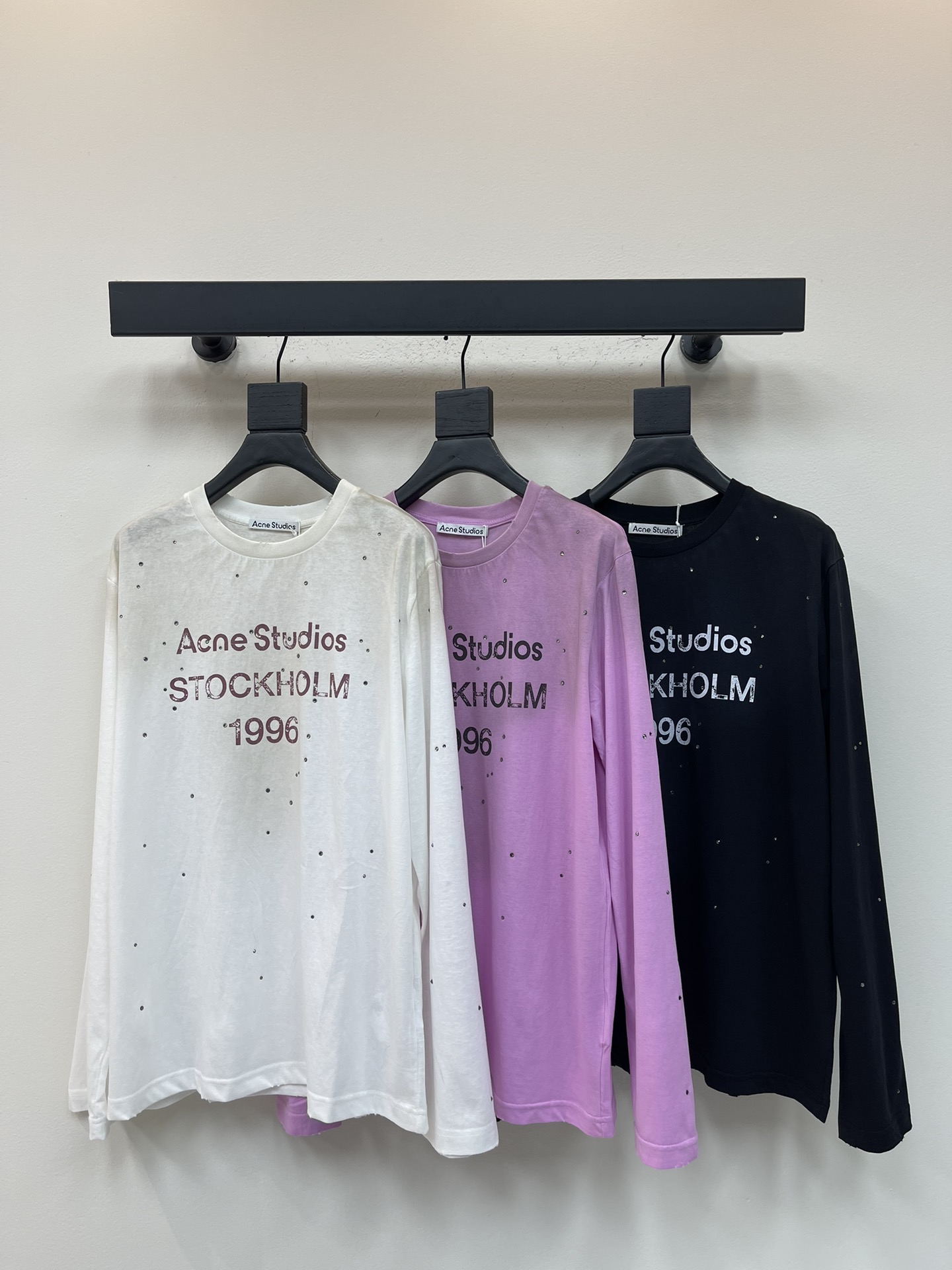 NO:548377,Acne Studio*25-year hot 1996 series heavy industry diamond-inlaid long-sleeved T-shirt, super comfortable and versatile, invincible and fashionable, really want to blow this one, Bai Lu’s upper body is full of vitality, and it’s great to make sunscreen clothes in summer. This tee is really amazing, perfectly interpreting what lazy feeling is. It uses mud dyeing and stir-fried color technology. The slightly yellowed chest will make the whole T-shirt look old and old. The wide and large style has a lazy atmosphere anytime and anywhere. The pure cotton fabric has a very soft and glutinous feel, and it is really comfortable to wear. Number XS-M A,,acne studios,dior,tees,t-shirt,alexander wang19860909Acne Studio*25年爆款1996系列重工镶钻长袖T恤,超级舒服超级百搭,无敌时髦,真的要吹爆这款,白鹿上身更是元气满满,夏天做防晒服很赞,这件tee真的绝绝子,完美诠释了什么叫慵懒感,采用了泥染炒色的工艺,微微泛黄的胸口会让整件T恤看起来有一种旧旧的效果,宽宽大大的版型随时随地自带慵懒氛围,纯棉面料,手感非常软糯,穿起来真的巨舒服. 码数XS-M A,,acne studios,dior,tees，t-shirt,alexander wang,Women's clothing