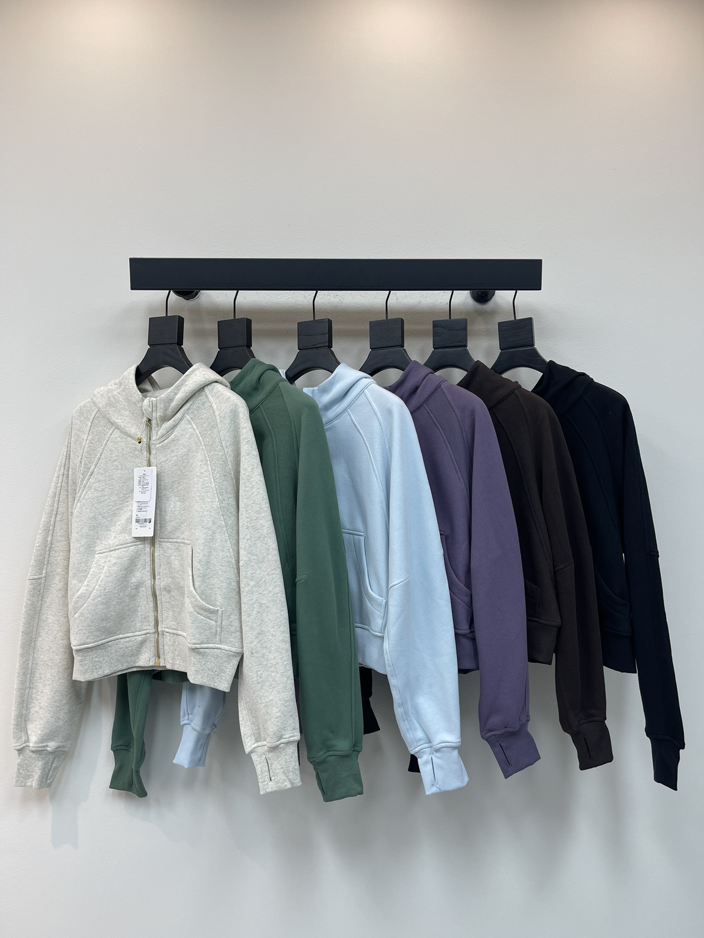 NO:548387,Lululemo*25 new loose hooded sweatshirt. The splicing design of the shoulders is particularly exquisite. It cleverly combines fabrics of different textures to form a unique visual layer. The ribbed closure at the cuffs is very elastic and can fit the wrist. It can not only lock the temperature, but also make the movements during exercise more neatly. The splicing of the pockets is exquisitely cut, the stitching is fine and woven, outlining a unique three-dimensional outline, practical and design sense. When you insert the hand in, it is softly wrapped in, hiding the considerate temperature. The hood can also prevent wind and feel the atmosphere when you go out on the street every day!  XS-M A, hoodie, sweatshirts,hats,alexander wang19860909Lululemo*25新款宽松连帽卫衣.肩部的拼接设计尤为精妙,将不同纹理的面料巧妙组合,形成独特的视觉层次,袖口处的罗纹收口,弹性十足,能贴合手腕,既可以锁住温度,又让运动时的动作更显利落,口袋的拼接剪裁精巧,缝线细密如织,勾勒出独特立体轮廓,实用又添设计感,手插进去瞬间被柔软包裹,藏着贴心温度.连帽还能防风,日常出街,随手一穿就很有氛围感的宝藏单品！XS-M A,,hoodie,sweatshirts,hats,alexander wang,Women's clothing