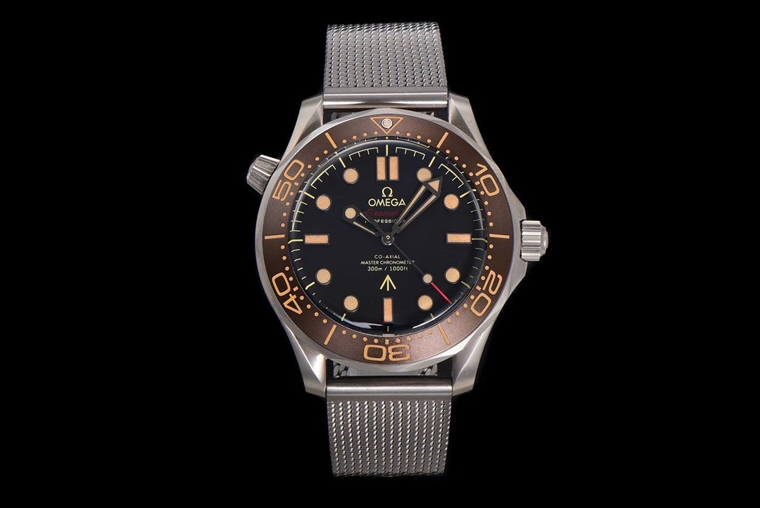 NO:617557,[ER's newly upgraded ingenuity and heritage OMEGA Bond 007-No Time to Die] V3 version!  The newly upgraded watch bottom cover adopts NAIAD LOCK lock design to ensure that the engraved words are always in a vertical position. Please check the version when purchasing!  The upgraded original version has the same finely ground Milan strap, and the original version has the same new head grain. It is different from the old version, more refined, and the texture and quality are in place in one step!  The upgraded back cover has improved the precision of the etched characters, and the '007 Pistol' logo is almost close to the original!  The watch case is made of high-quality titanium alloy, which is lightweight, strong and wear-resistant, and not easy to oxidize and corrode. It will still look like new after being worn for a long time!  Exclusively customized 8806 movement, its functions are consistent with the original version, and it has super long 72 hours of kinetic energy!  The upgraded version has a flatter bezel, smoother rotation, in-depth details, matching bezel and dial colors, and top-notch ice blue luminous display!  ER boutique is on sale in limited edition, V3 version of the same style as James Bond star, welcome to taste it!  When you place an order, you will get a pair of original canvas straps for free!  ,,omega19860909【ER全新升级匠心传承OMEGA欧米茄邦德007-无暇赴死】V3版本！ 全新升级腕表底盖,采用NAIAD LOCK锁扣设计,确保镌刻字样始终处于竖直位置,购买请认准版本！ 升级原版一致精磨米兰带,原版一致新品头粒,区别于旧版,更精致,质感品质一步到位！ 升级后盖蚀字精致度,“007手枪”logo近乎接近原版！ 表壳采用精品钛合金材质,具备轻便、坚固耐磨、不易氧化腐蚀的特性,长久佩戴依旧光采如新！ 独家定制8806机芯,功能与原版一致,超长72小时动能！ 升级版圈口更平整,旋转更丝滑,细节到位,表圈、表盘颜色对版,顶级冰蓝夜光显示！ ER精品限量发售,詹姆斯邦德明星同款V3版,欢迎品鉴！下单即送原版帆布表带一副！,,omega,Watch