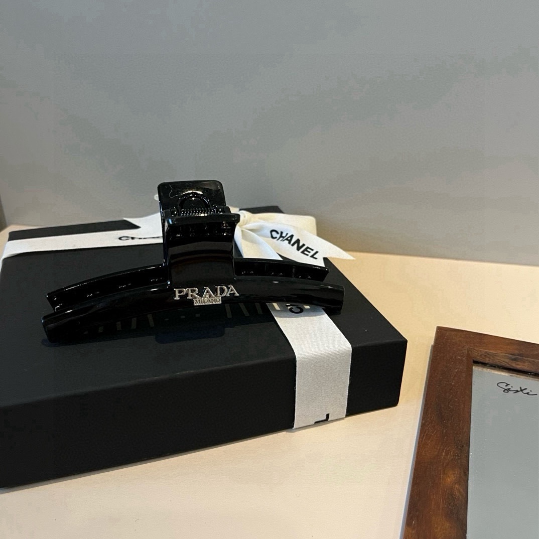 pPRADA普拉达发夹