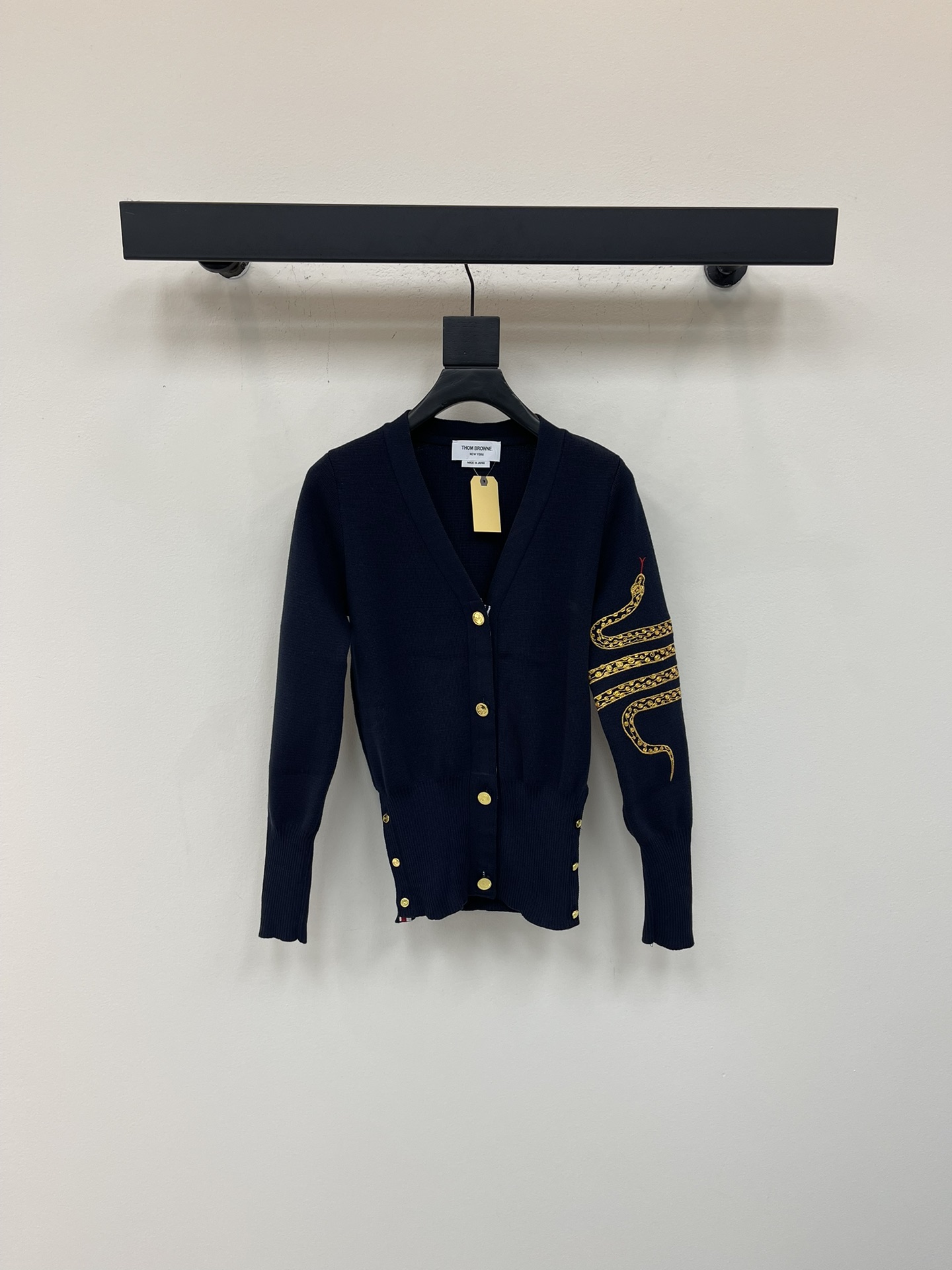 NO:547602,TB*Year of the Snake limited edition women's metal snake four-button metal copper button sweater V-neck knitted cardigan Four-bar thickened knitted sweater four-button metal custom cardigan The material is made of wool blend, soft and comfortable The embroidery is made of original metal thread technology The stitching is tight The sleeves are knitted with four bars The buttons are made of custom metal solid buttons The version can be slim or loose Comfortable and breathable Uniform for men and women Color navy blue Size 0/1/2,,sweaters,alexander  wang19860909TB*蛇年限定女款金属蛇四扣金属铜扣毛衣V领针织开衫 四条杠加厚针织毛衣四扣金属定制开衫 料子采用羊毛混纺 柔软舒适 刺绣采用原版金属丝线工艺 针路紧密 袖子四条杠针织而成  扣子采用定制金属实心扣子  版型可修身可宽松 舒适透气 男女同款 颜色藏青色 尺码0/1/2,,sweaters,alexander wang,Women's clothing