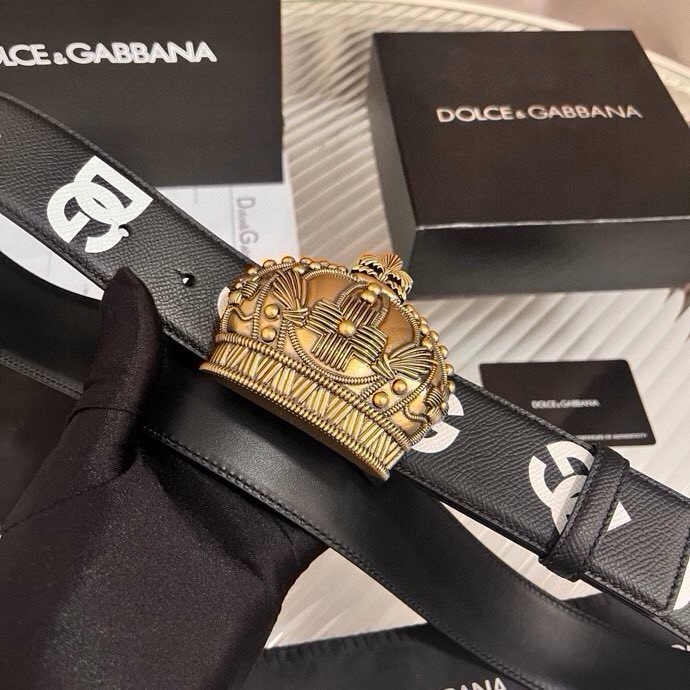 Dolce&Gabbana 全新印花小牛皮腰带，缀以个性化徽标搭扣。小牛皮腰带，搭配徽标装饰搭扣,4.0