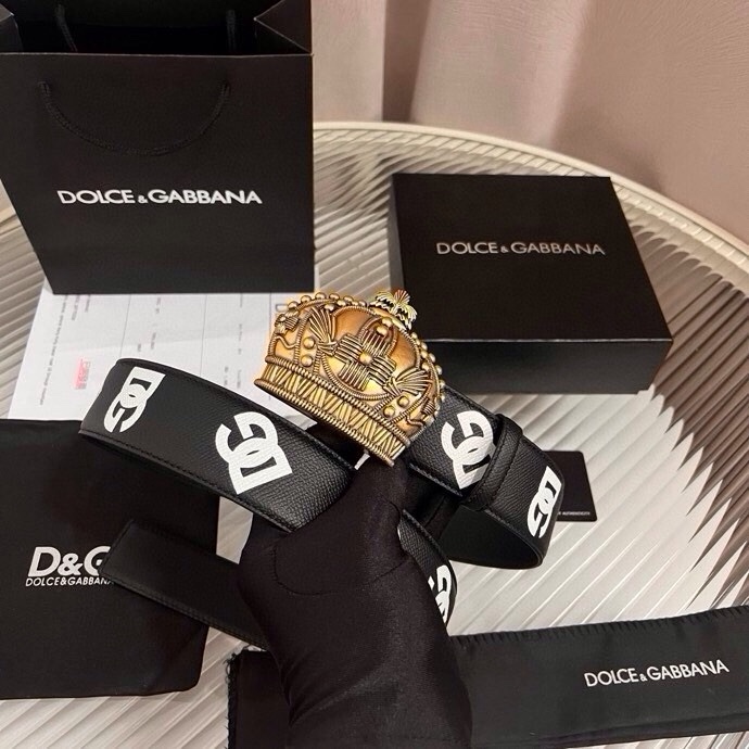 Dolce&Gabbana 全新印花小牛皮腰带，缀以个性化徽标搭扣。小牛皮腰带，搭配徽标装饰搭扣,4.0