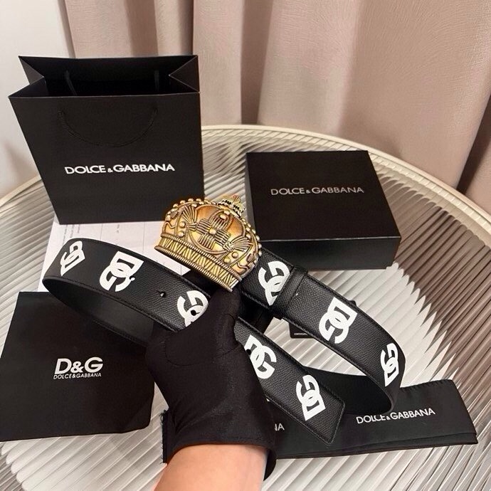 Dolce&Gabbana 全新印花小牛皮腰带，缀以个性化徽标搭扣。小牛皮腰带，搭配徽标装饰搭扣,4.0
