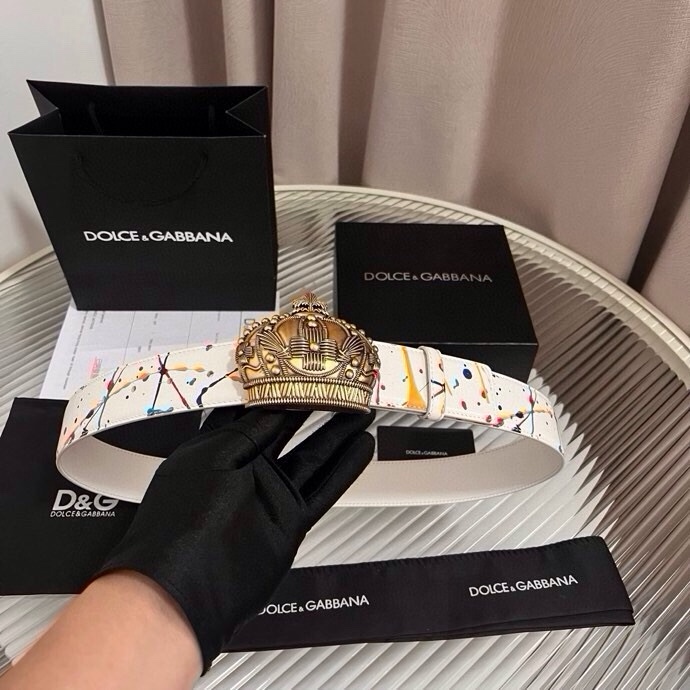 Dolce&Gabbana 全新印花小牛皮腰带，缀以个性化徽标搭扣。小牛皮腰带，搭配徽标装饰搭扣,4.0