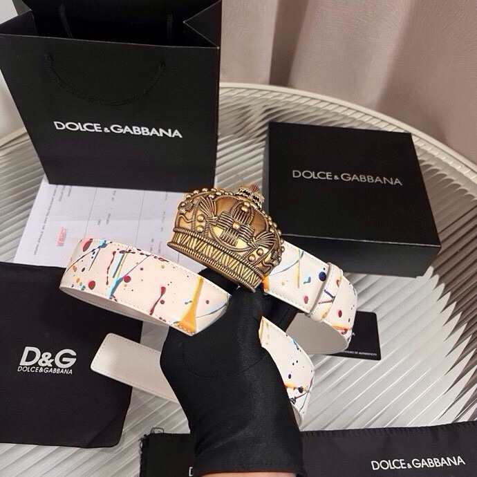 Dolce&Gabbana 全新印花小牛皮腰带，缀以个性化徽标搭扣。小牛皮腰带，搭配徽标装饰搭扣,4.0