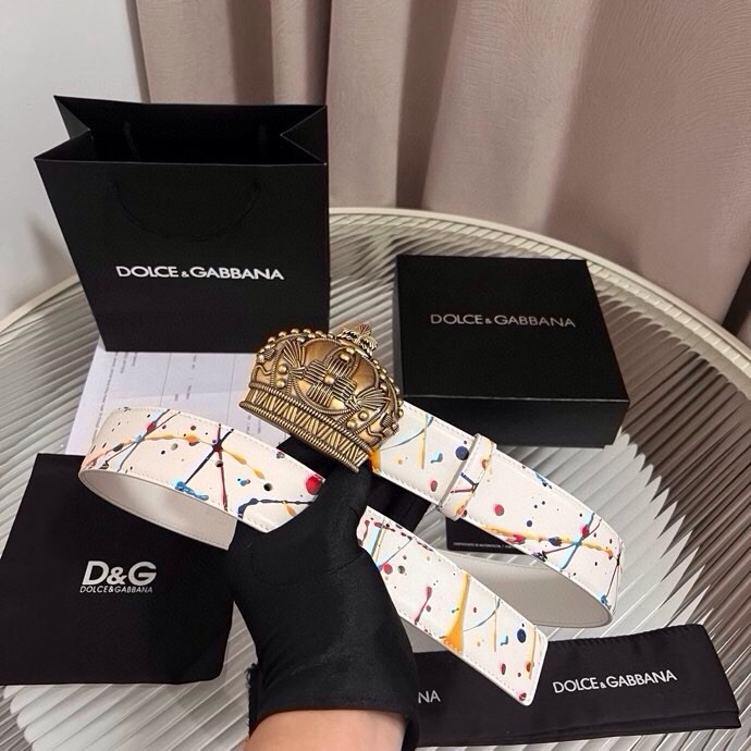 Dolce&Gabbana 全新印花小牛皮腰带，缀以个性化徽标搭扣。小牛皮腰带，搭配徽标装饰搭扣,4.0