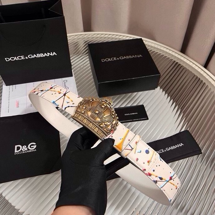 Dolce&Gabbana 全新印花小牛皮腰带，缀以个性化徽标搭扣。小牛皮腰带，搭配徽标装饰搭扣,4.0