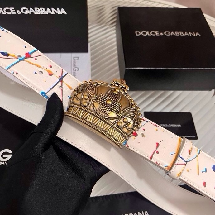 Dolce&Gabbana 全新印花小牛皮腰带，缀以个性化徽标搭扣。小牛皮腰带，搭配徽标装饰搭扣,4.0
