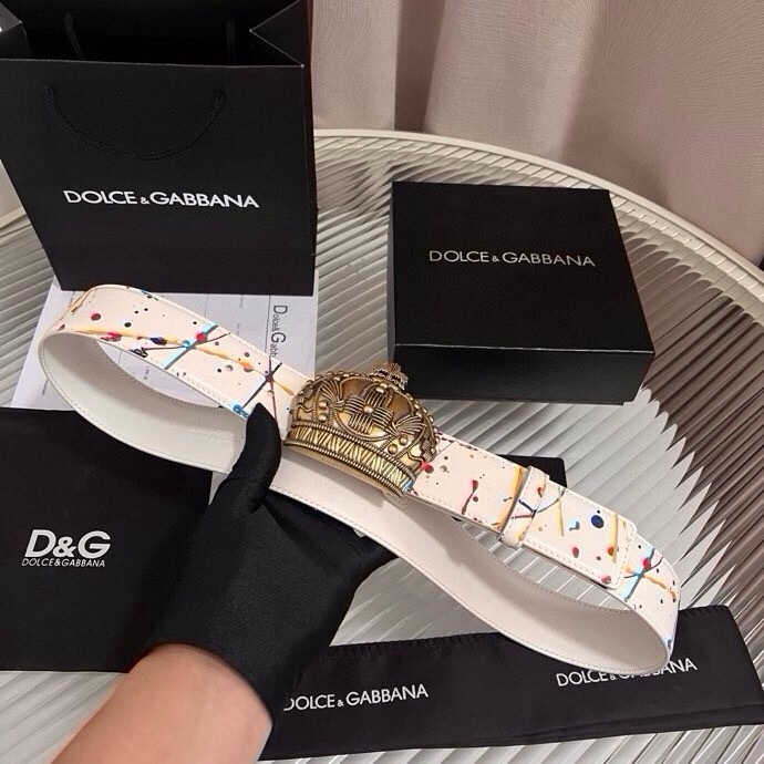 Dolce&Gabbana 全新印花小牛皮腰带，缀以个性化徽标搭扣。小牛皮腰带，搭配徽标装饰搭扣,4.0