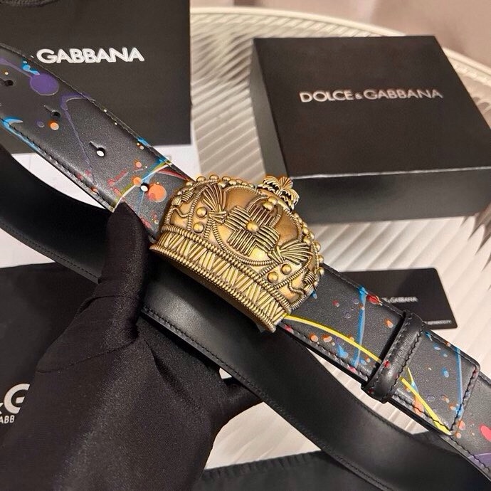 Dolce&Gabbana 全新印花小牛皮腰带，缀以个性化徽标搭扣。小牛皮腰带，搭配徽标装饰搭扣,4.0