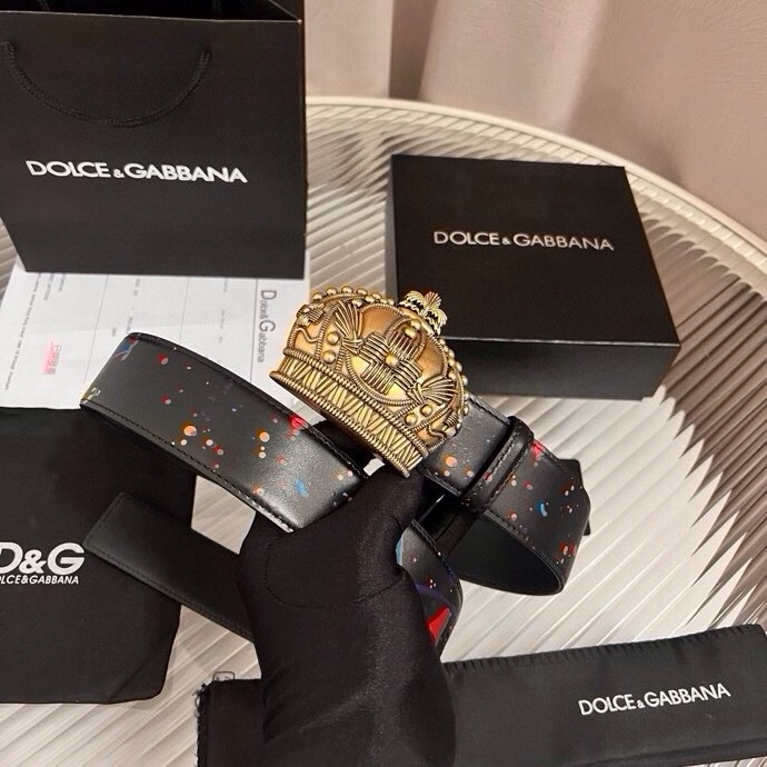 Dolce&Gabbana 全新印花小牛皮腰带，缀以个性化徽标搭扣。小牛皮腰带，搭配徽标装饰搭扣,4.0