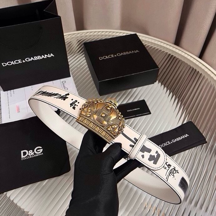 Dolce&Gabbana 全新印花小牛皮腰带，缀以个性化徽标搭扣。小牛皮腰带，搭配徽标装饰搭扣,4.0