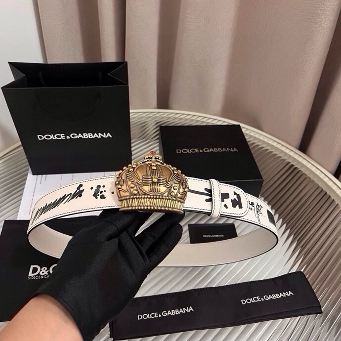 Dolce&Gabbana 全新印花小牛皮腰带，缀以个性化徽标搭扣。小牛皮腰带，搭配徽标装饰搭扣,4.0