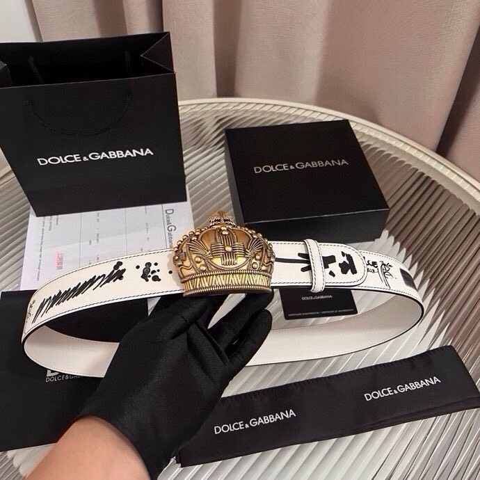 Dolce&Gabbana 全新印花小牛皮腰带，缀以个性化徽标搭扣。小牛皮腰带，搭配徽标装饰搭扣,4.0