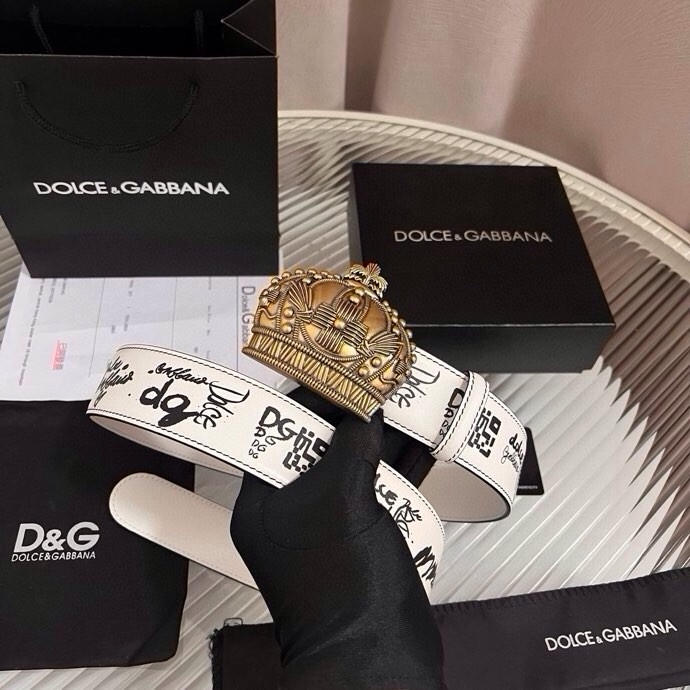 Dolce&Gabbana 全新印花小牛皮腰带，缀以个性化徽标搭扣。小牛皮腰带，搭配徽标装饰搭扣,4.0