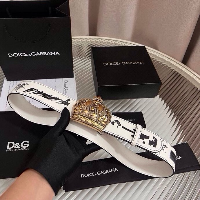 Dolce&Gabbana 全新印花小牛皮腰带，缀以个性化徽标搭扣。小牛皮腰带，搭配徽标装饰搭扣,4.0