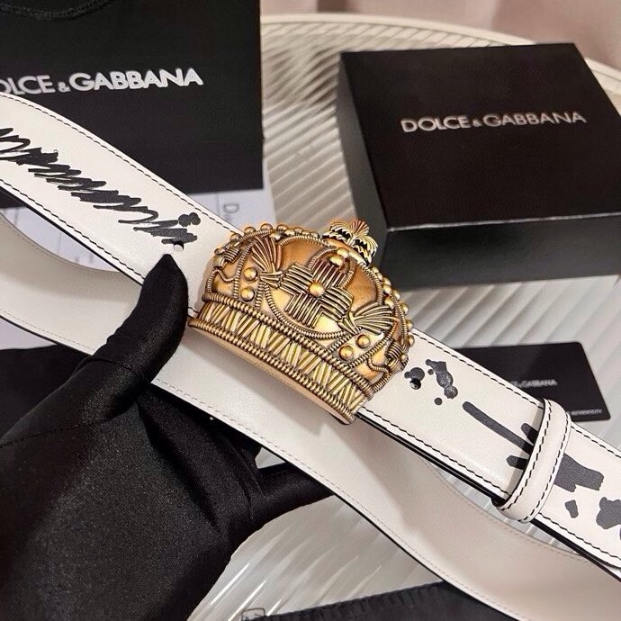 Dolce&Gabbana 全新印花小牛皮腰带，缀以个性化徽标搭扣。小牛皮腰带，搭配徽标装饰搭扣,4.0